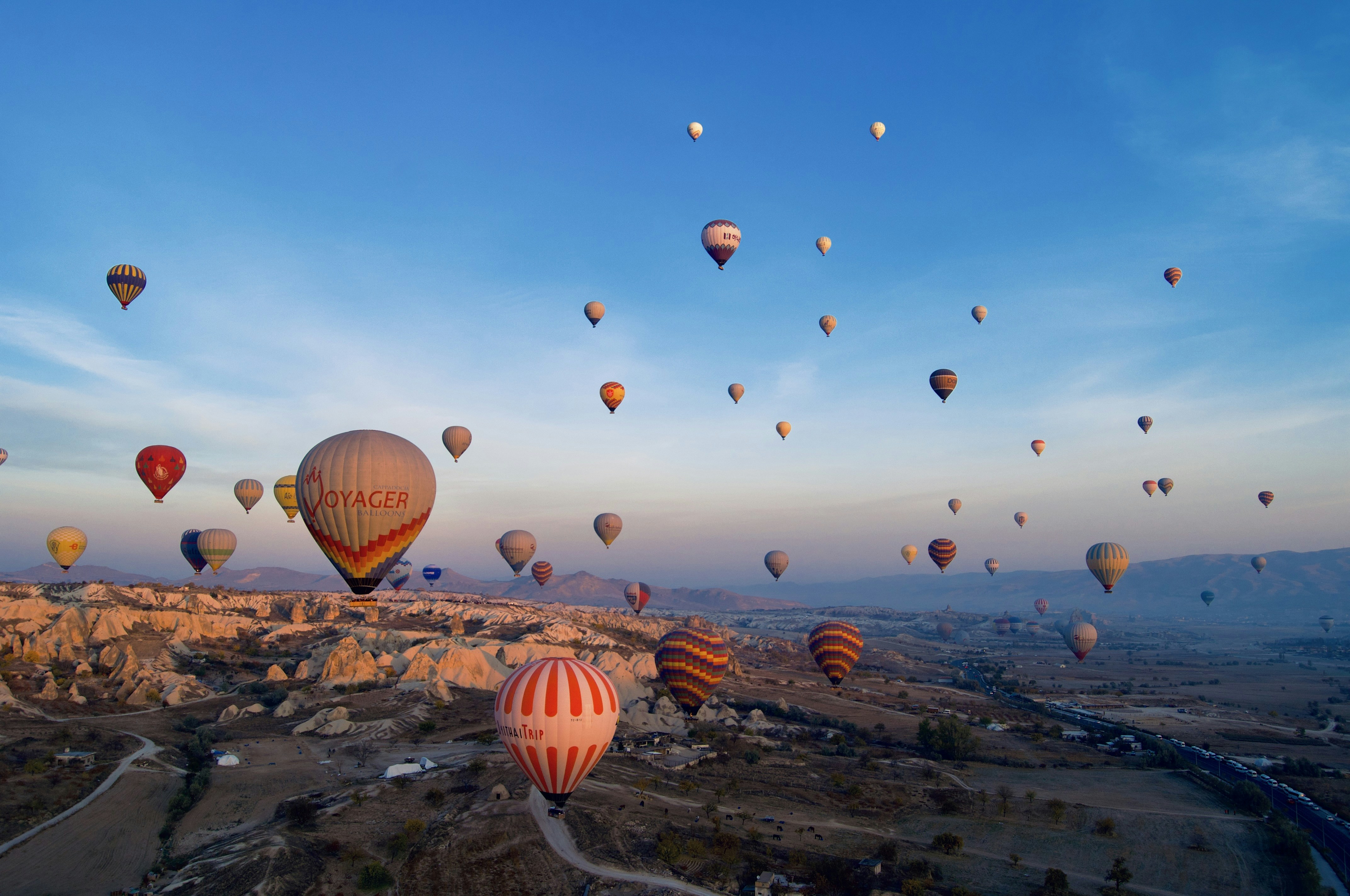 Los globos aerostáticos flotan sobre el paisaje.