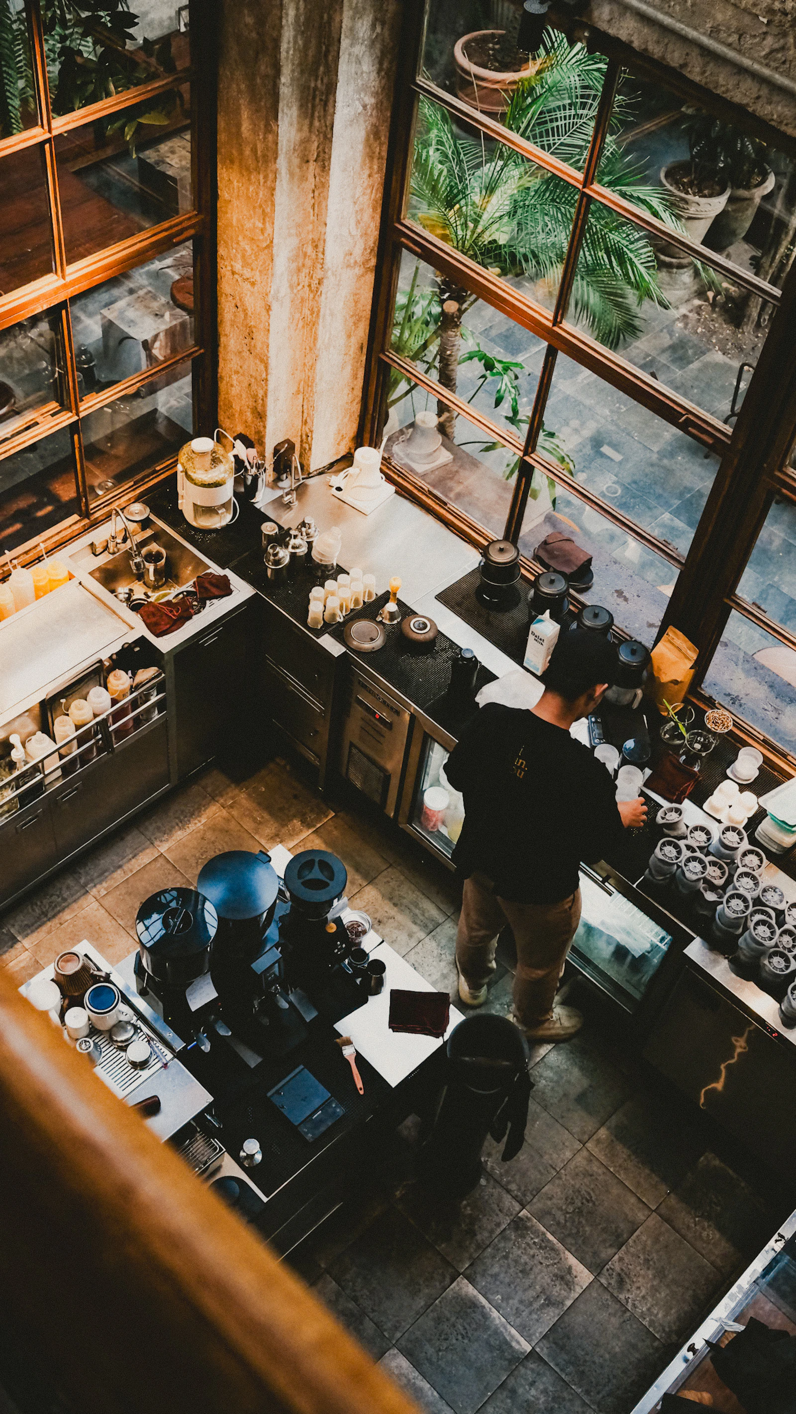 Two people having an animated conversation at a cafe