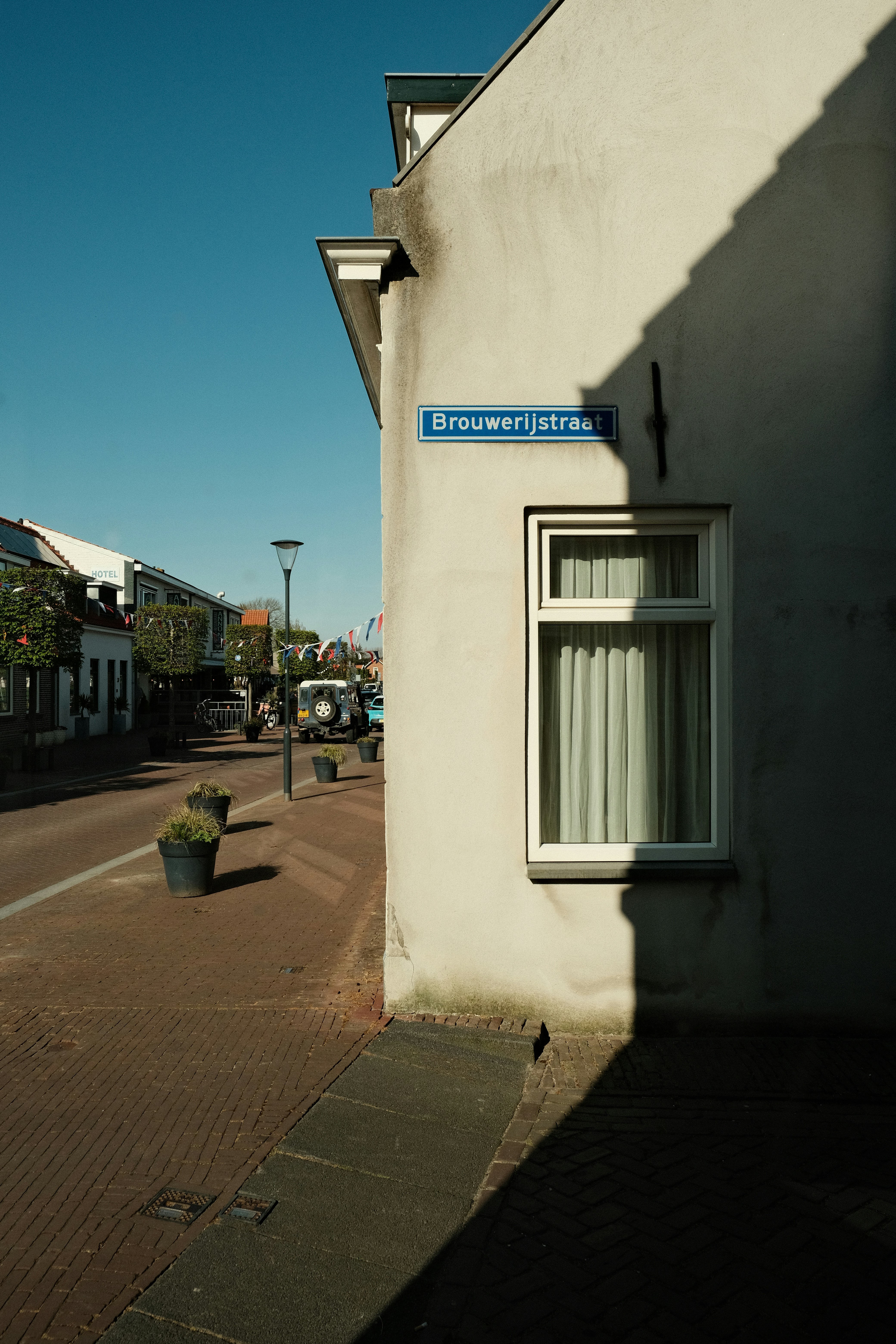 A street corner in brouwerijstraat on a sunny day.