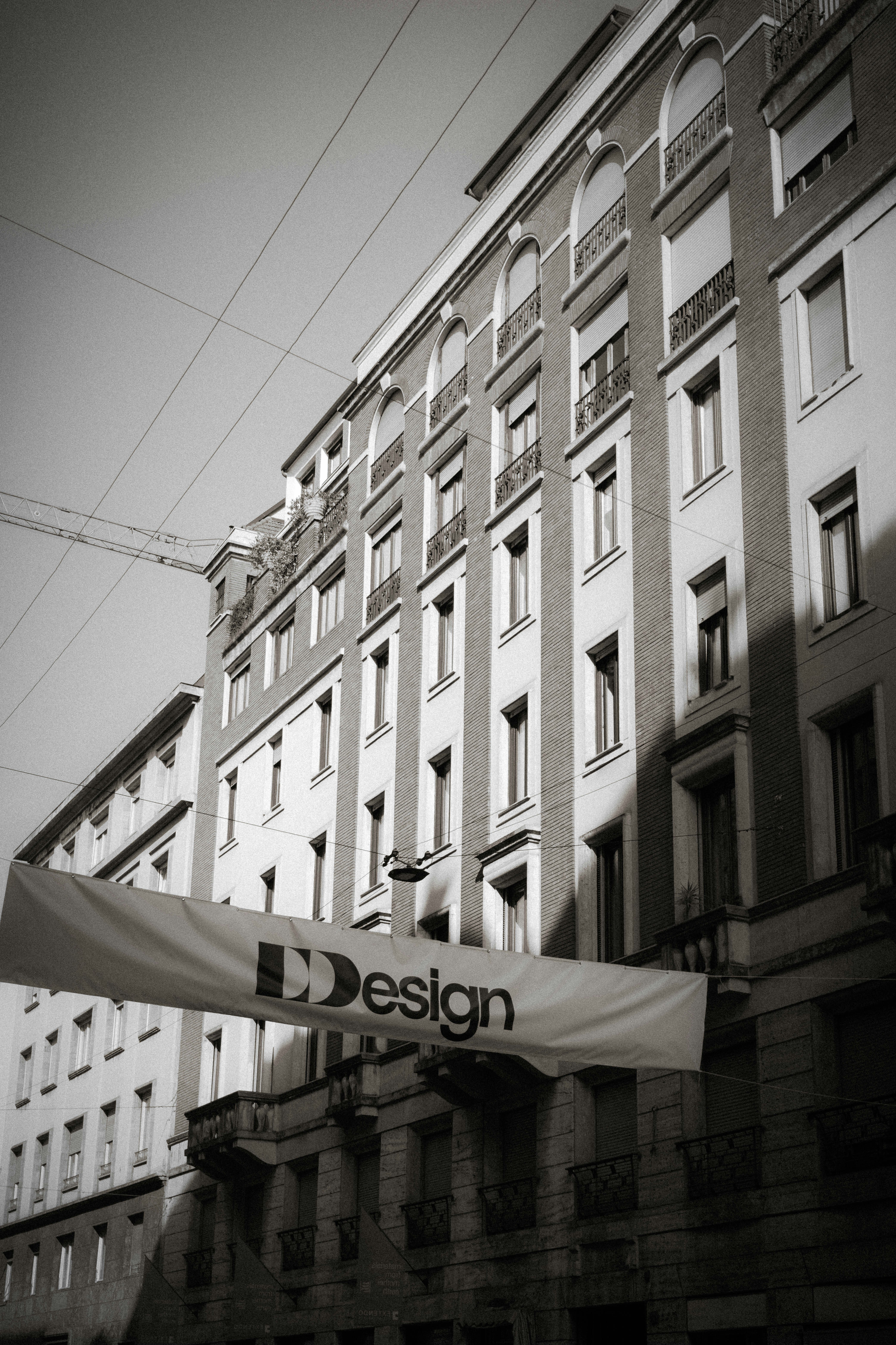 A building features a 