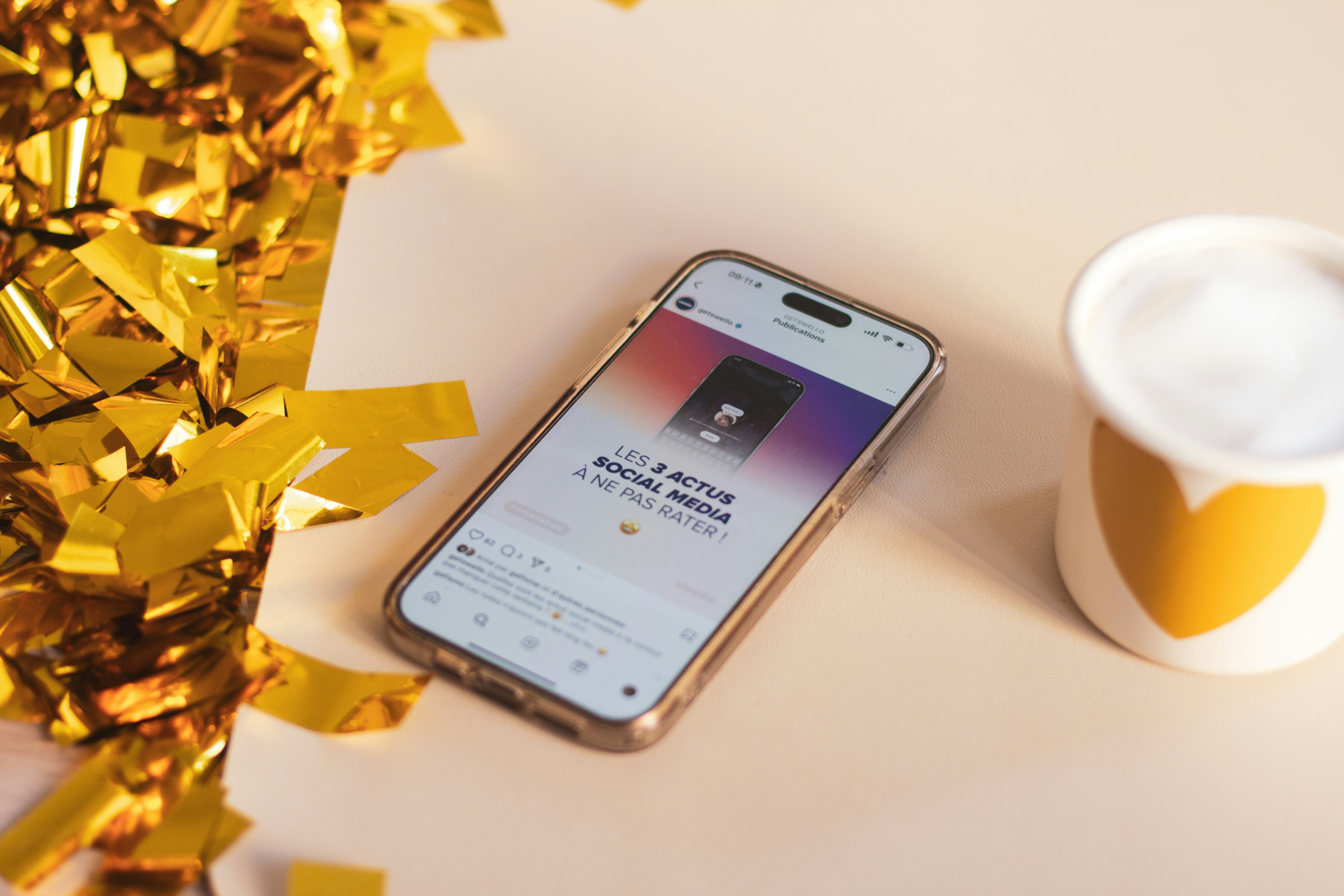 Cartão de presente digital personalizado sendo exibido em uma tela de smartphone, com nomes de destinatário e remetente claramente