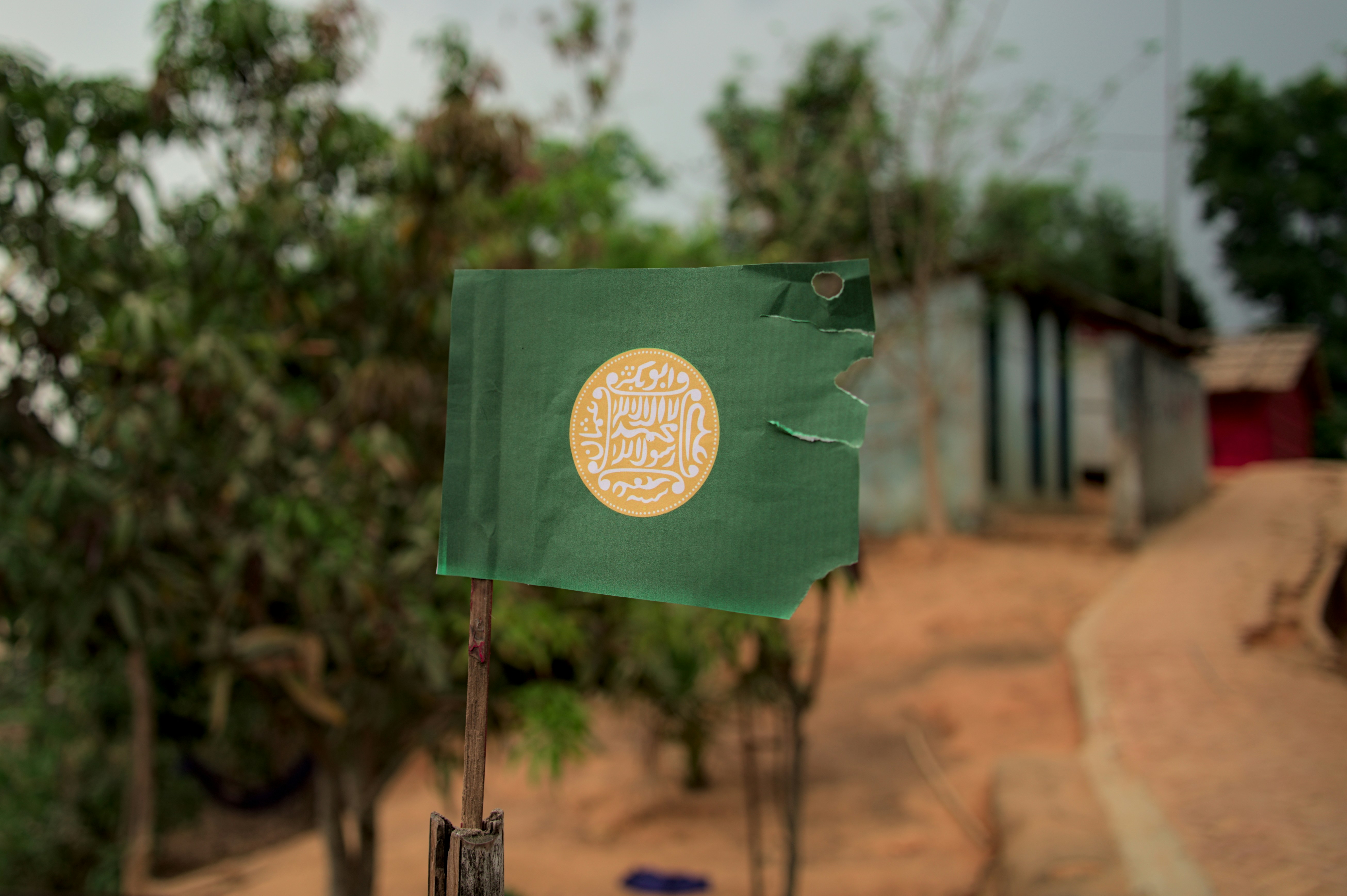 Una bandera verde ondea en un entorno rural.