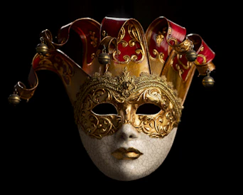 A decorative venetian mask with a jester's hat.