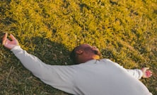 Persona relajada usando su movil para gestionar ventas online