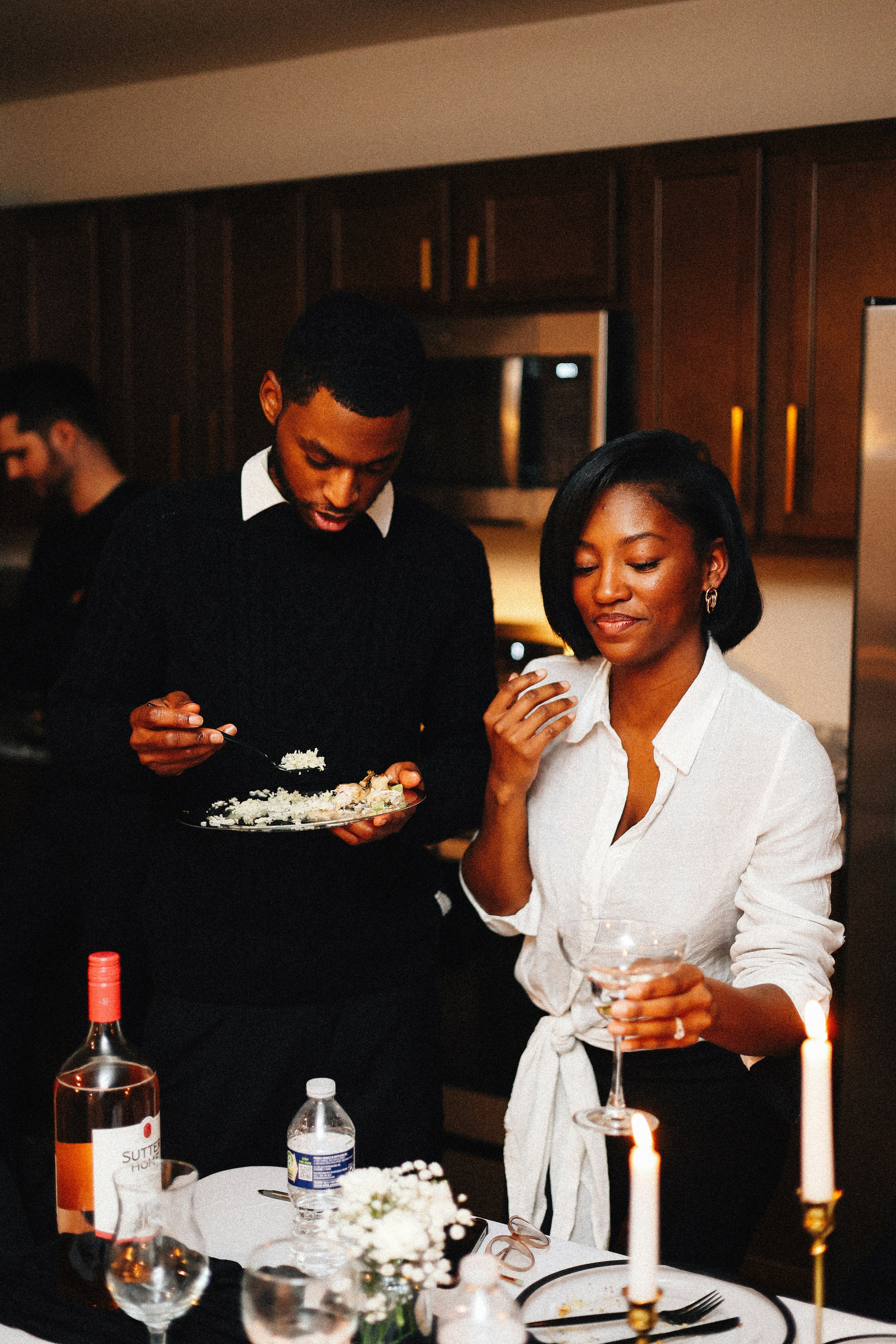 Fiesta en casa con amigos disfrutando juntos