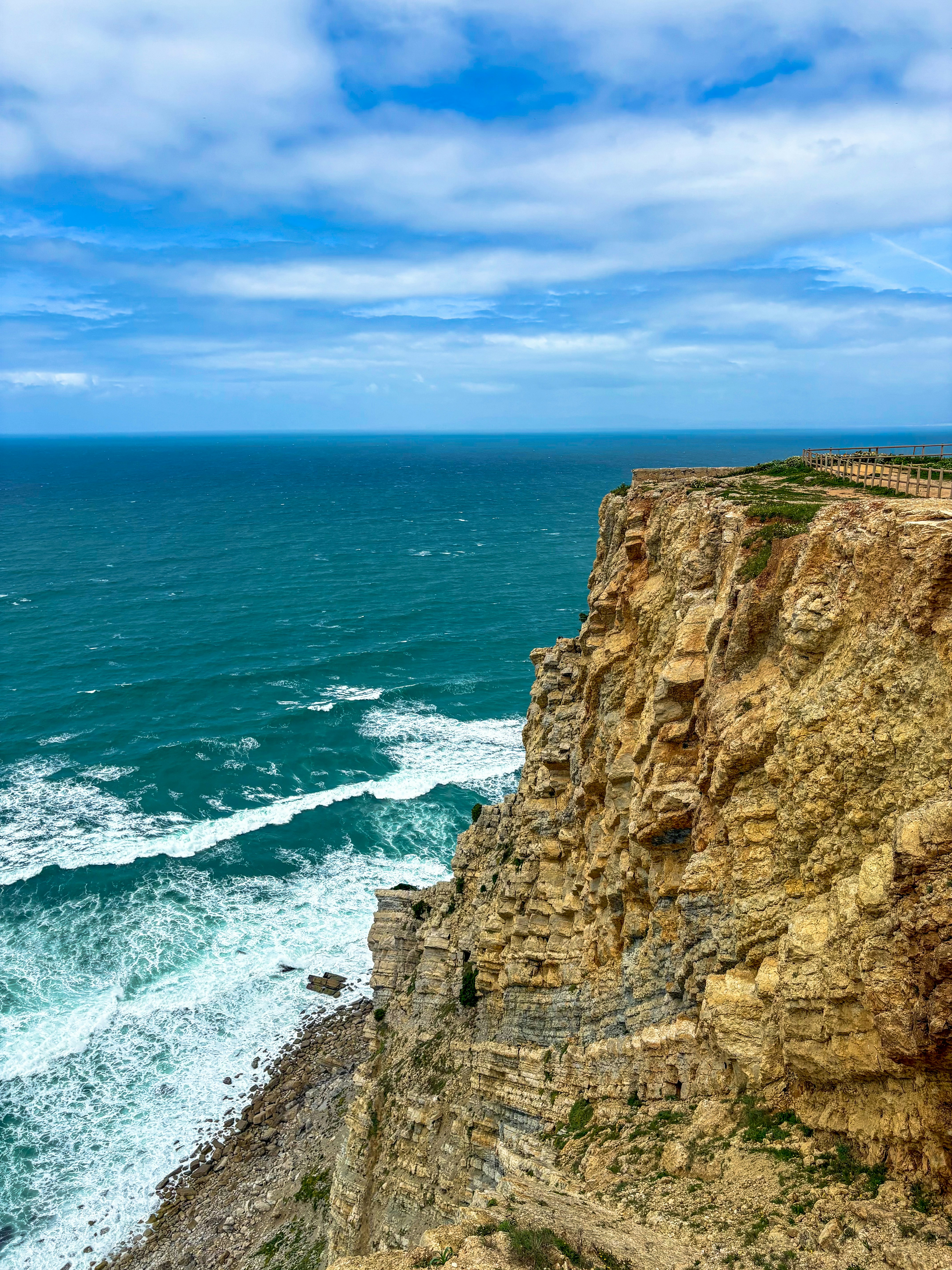 Una scogliera si affaccia sull'oceano in una giornata luminosa.