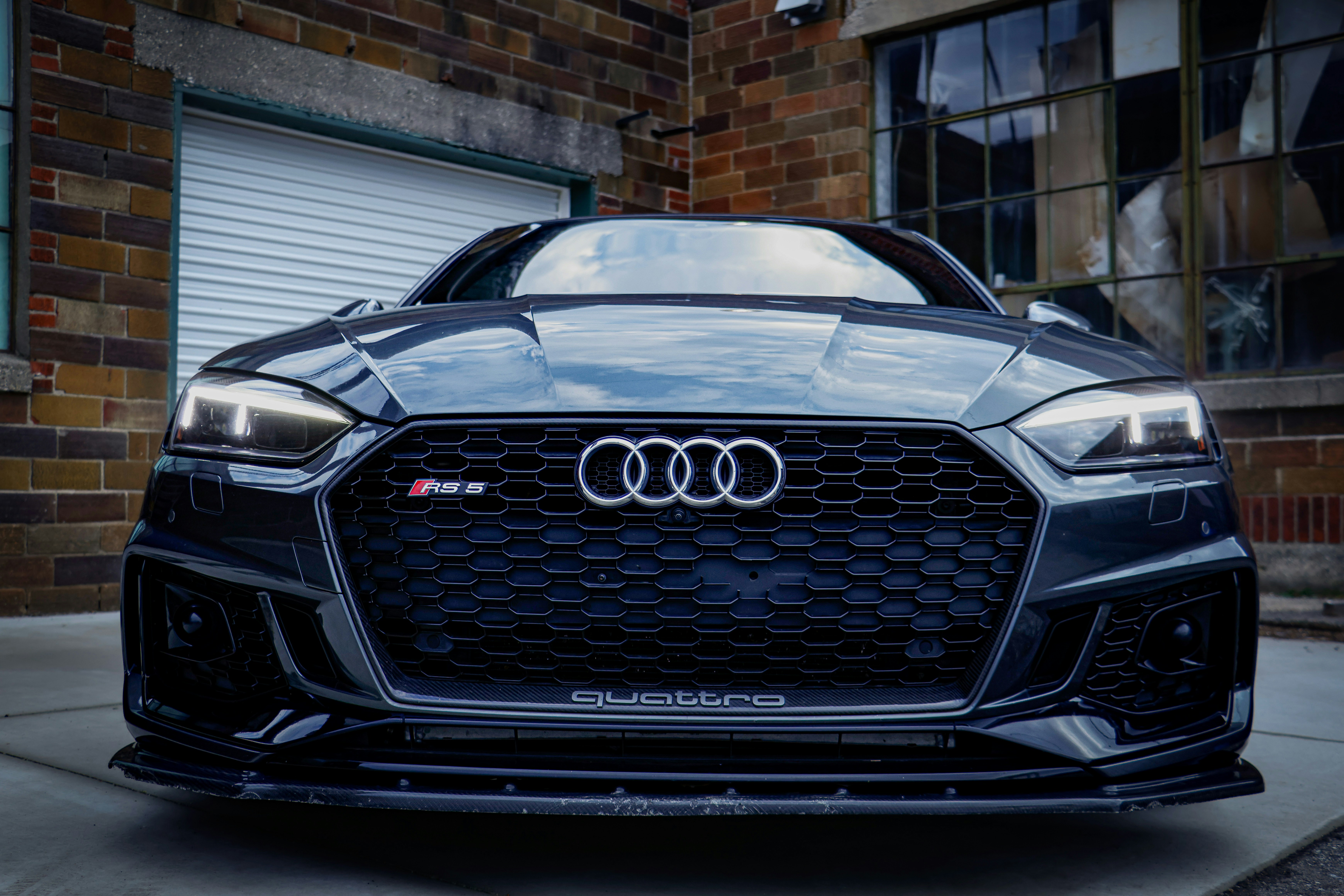 Photo by gavinroosien