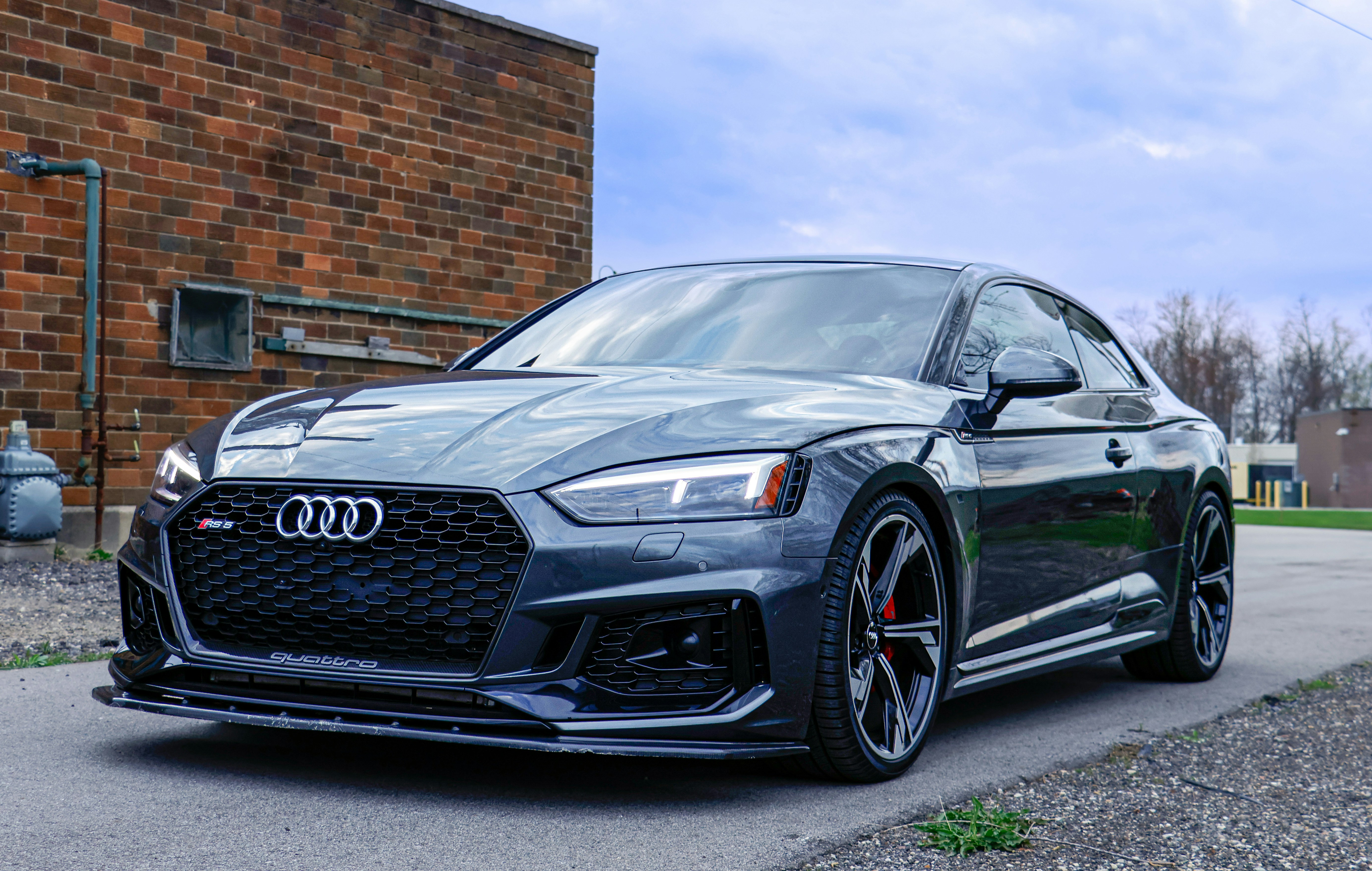 Photo by gavinroosien