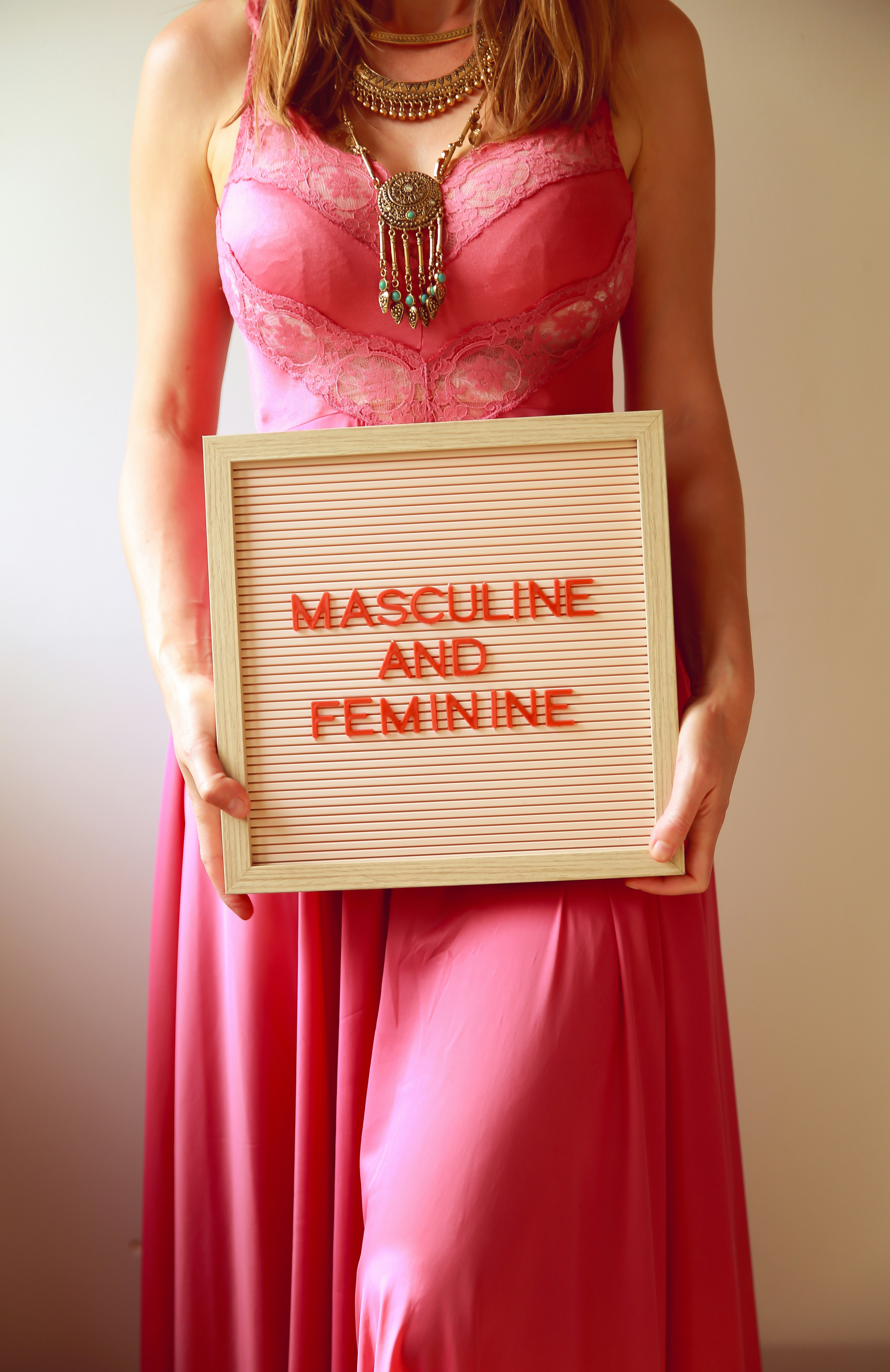 Die Frau hält ein Zeichen: männlich und weiblich.