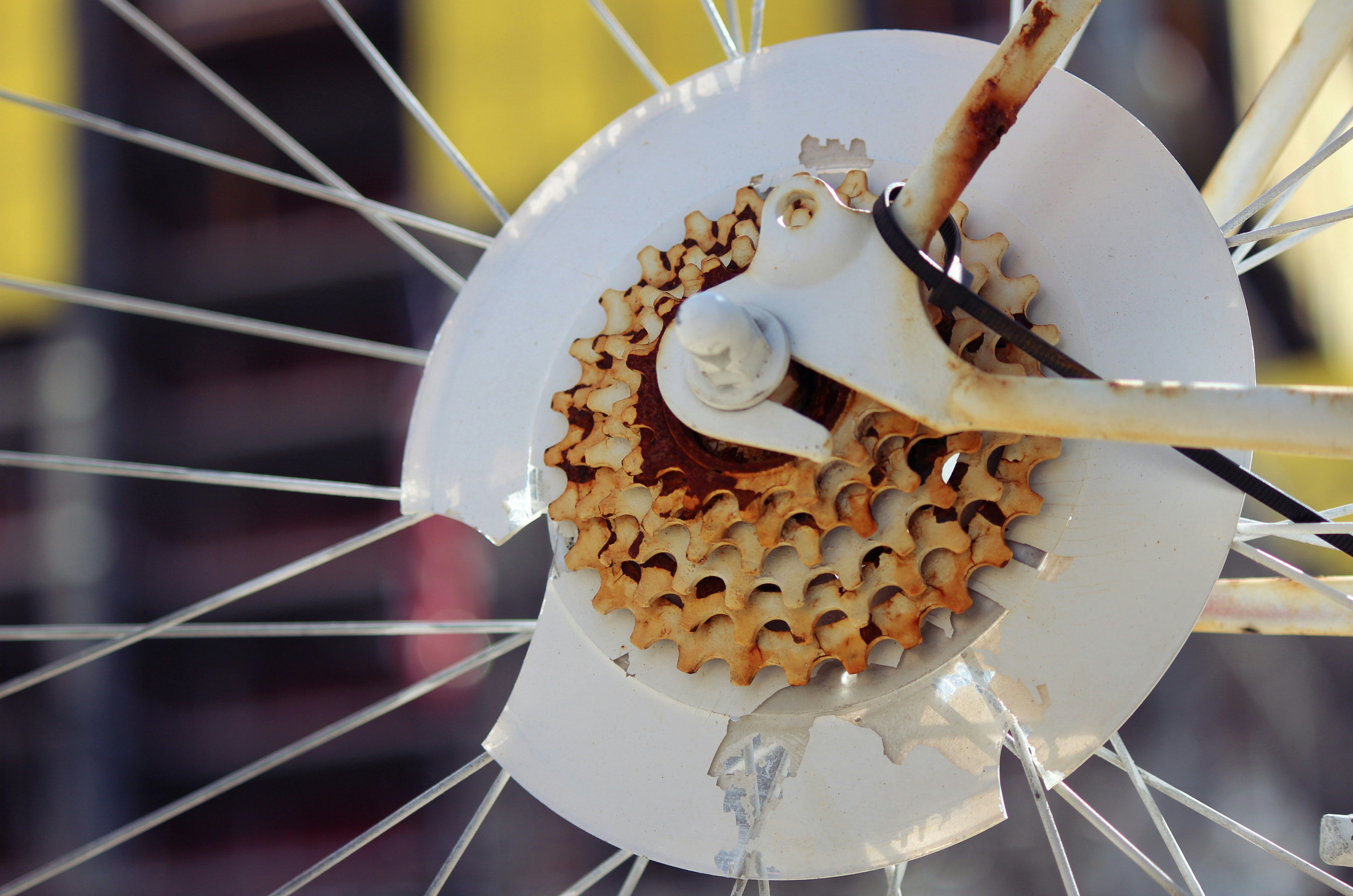 A ferrugem cobre a engrenagem de uma velha roda de bicicleta.