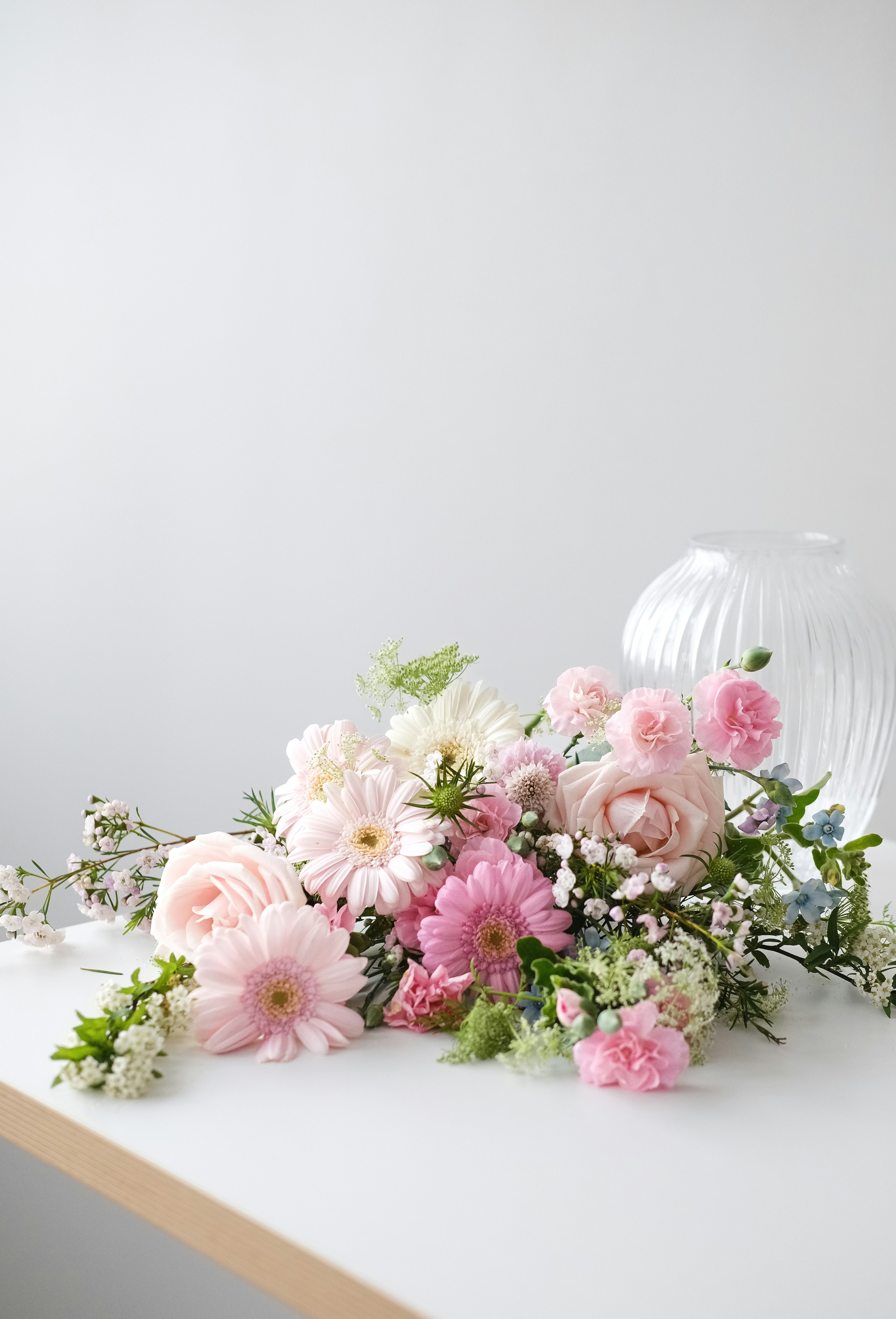 ピンクの花と花瓶の美しい花束。