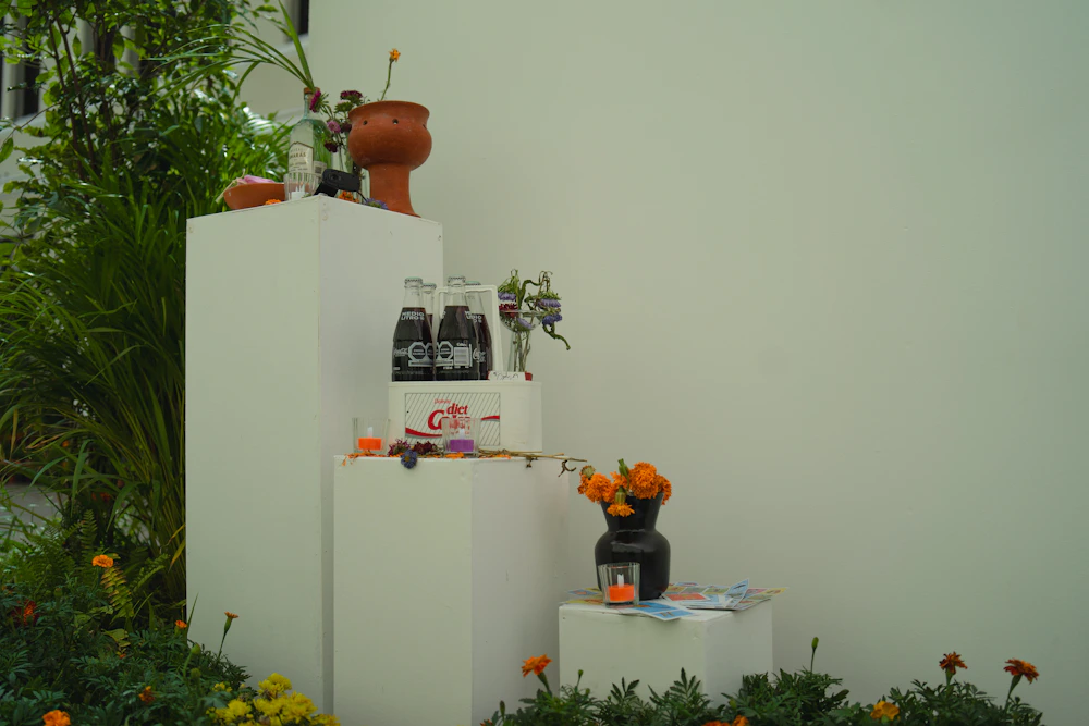 Ofrenda de Día de Muertos con flores y elementos tradicionales mexicanos