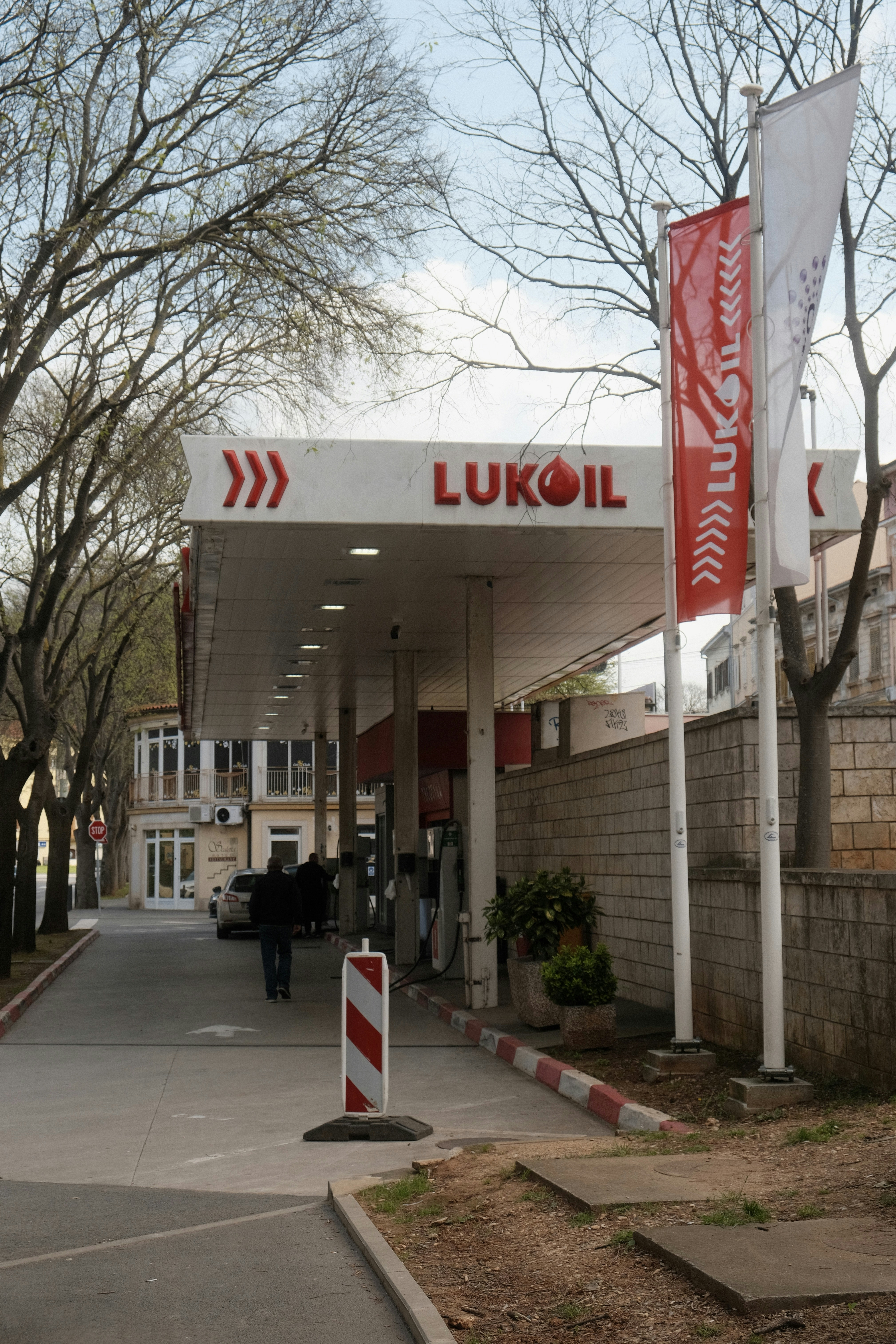 Sebuah pompa bensin lukoil berdiri di bawah tenda yang cerah.