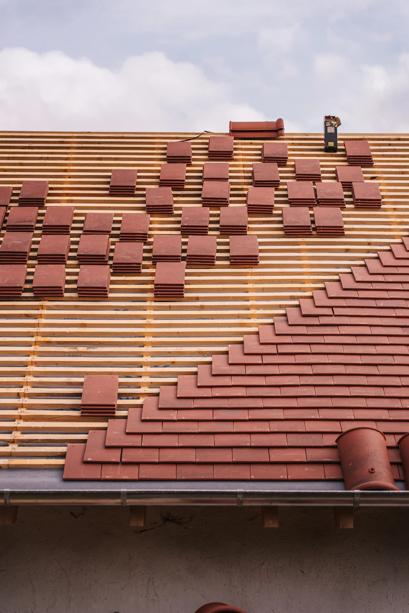 Dach im Bau, neue Dachziegel werden verlegt
