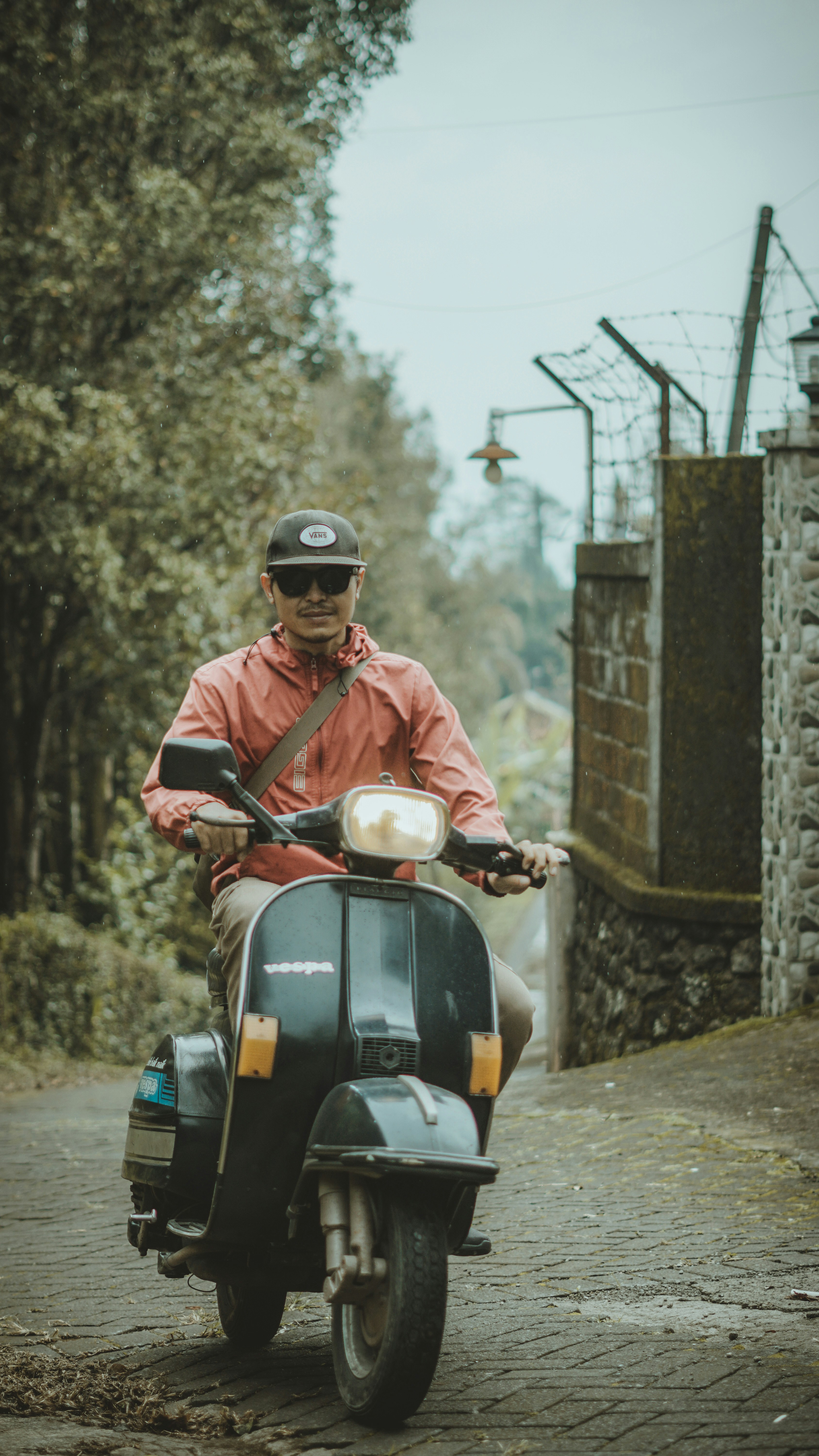 Homme conduisant un scooter vintage sur une route