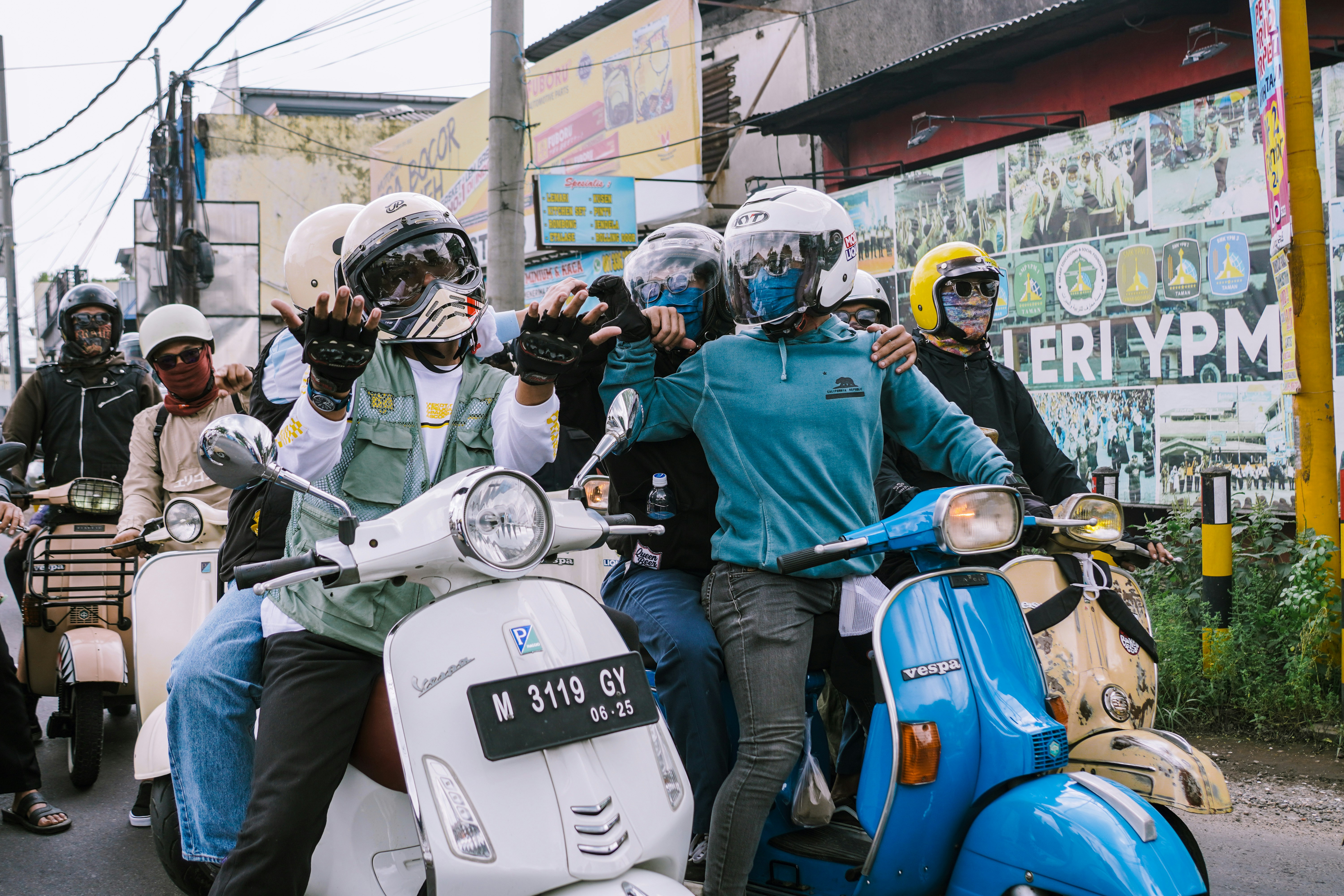 Kelompok pengendara skuter berpose untuk foto.