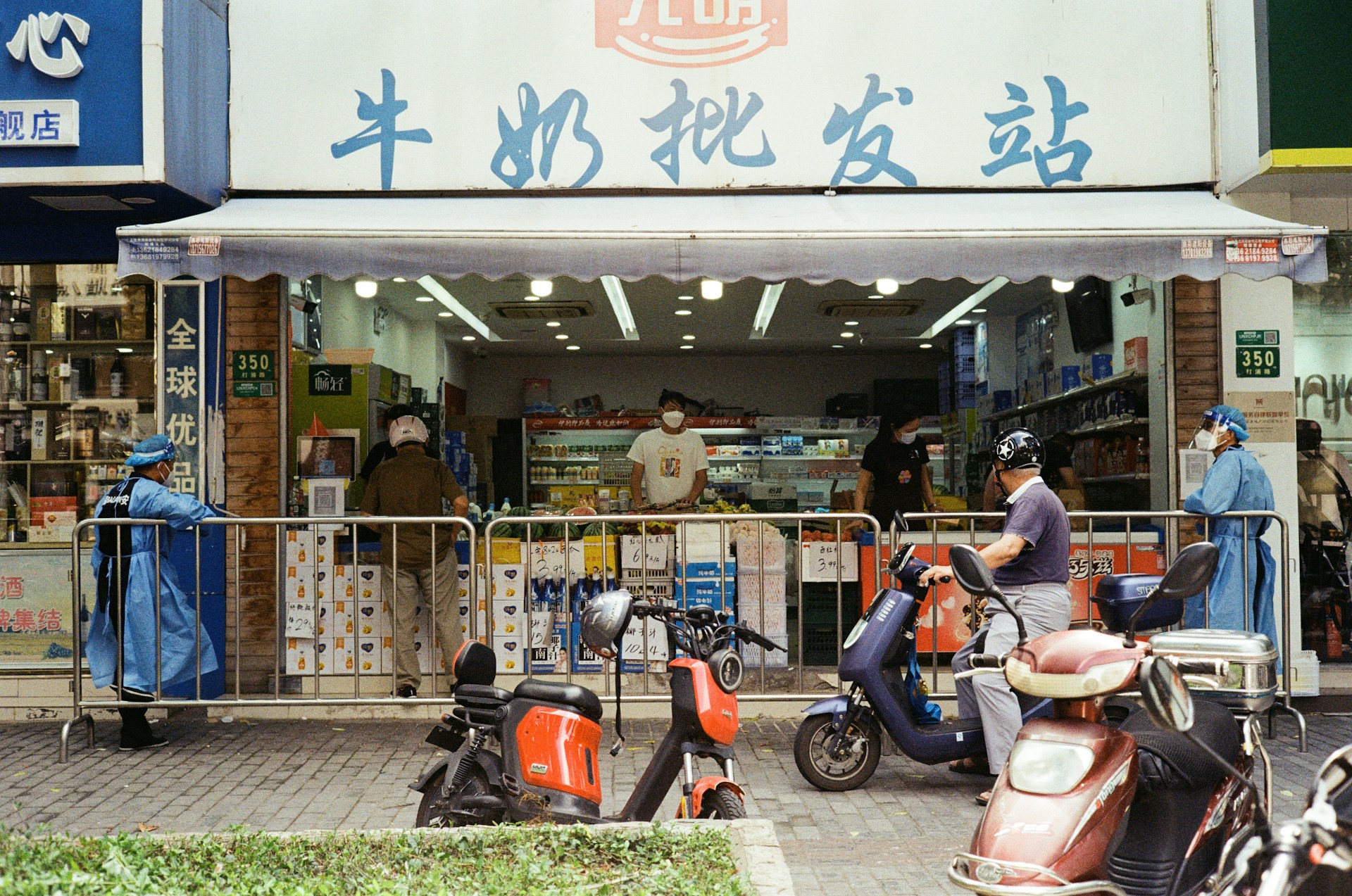 A milk wholesale store is busy on the street.