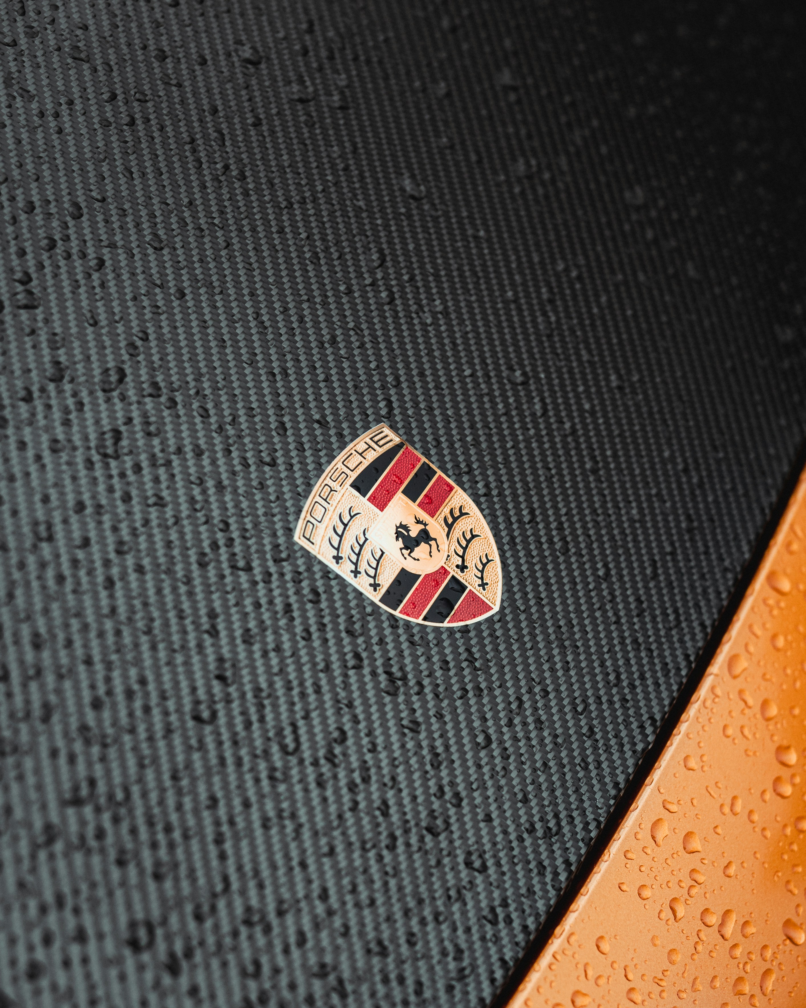 젖은 포르쉐 엠블럼이 선명하게 보입니다.