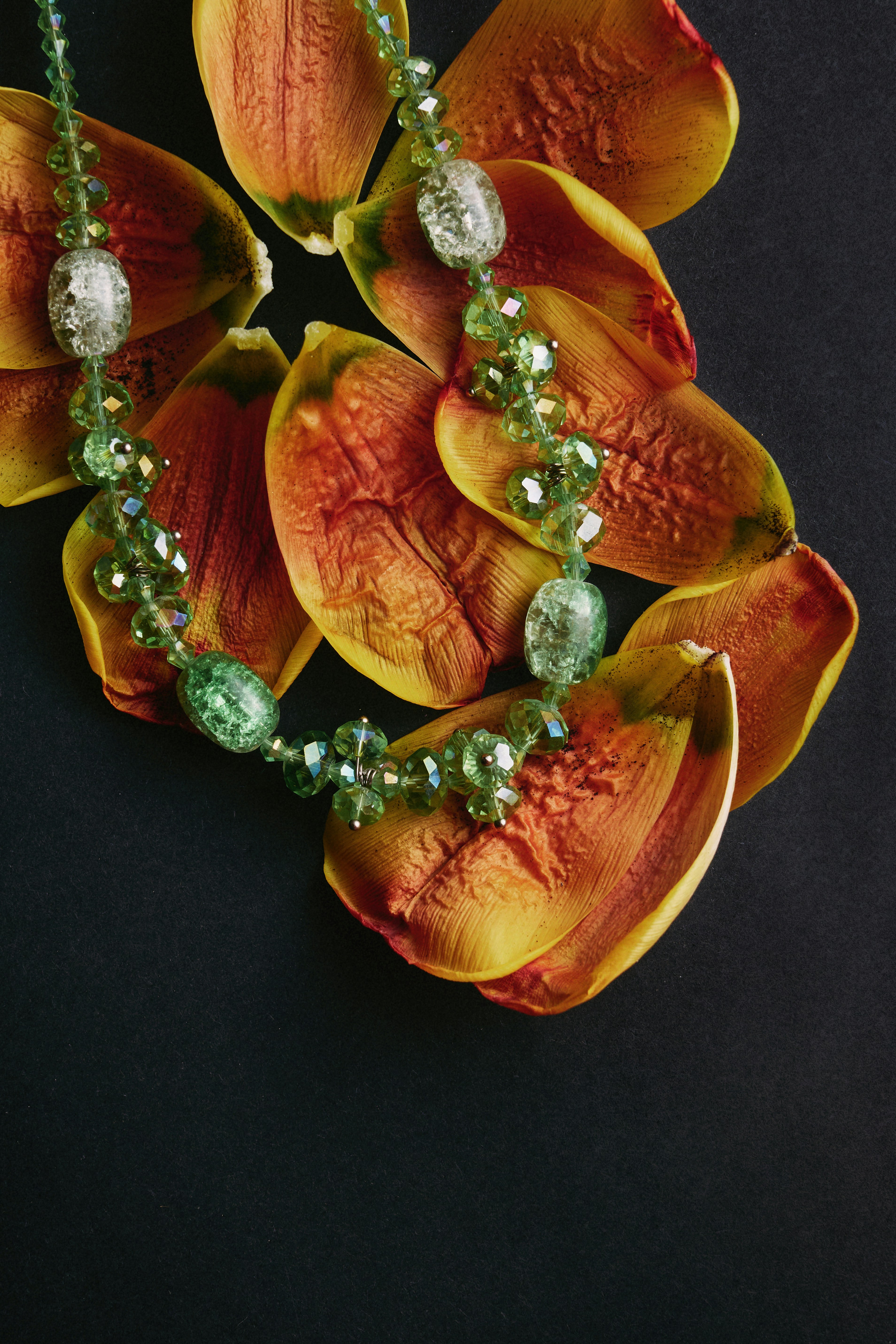 花びらの上にはグリーンのビーズのネックレスがかかっています。