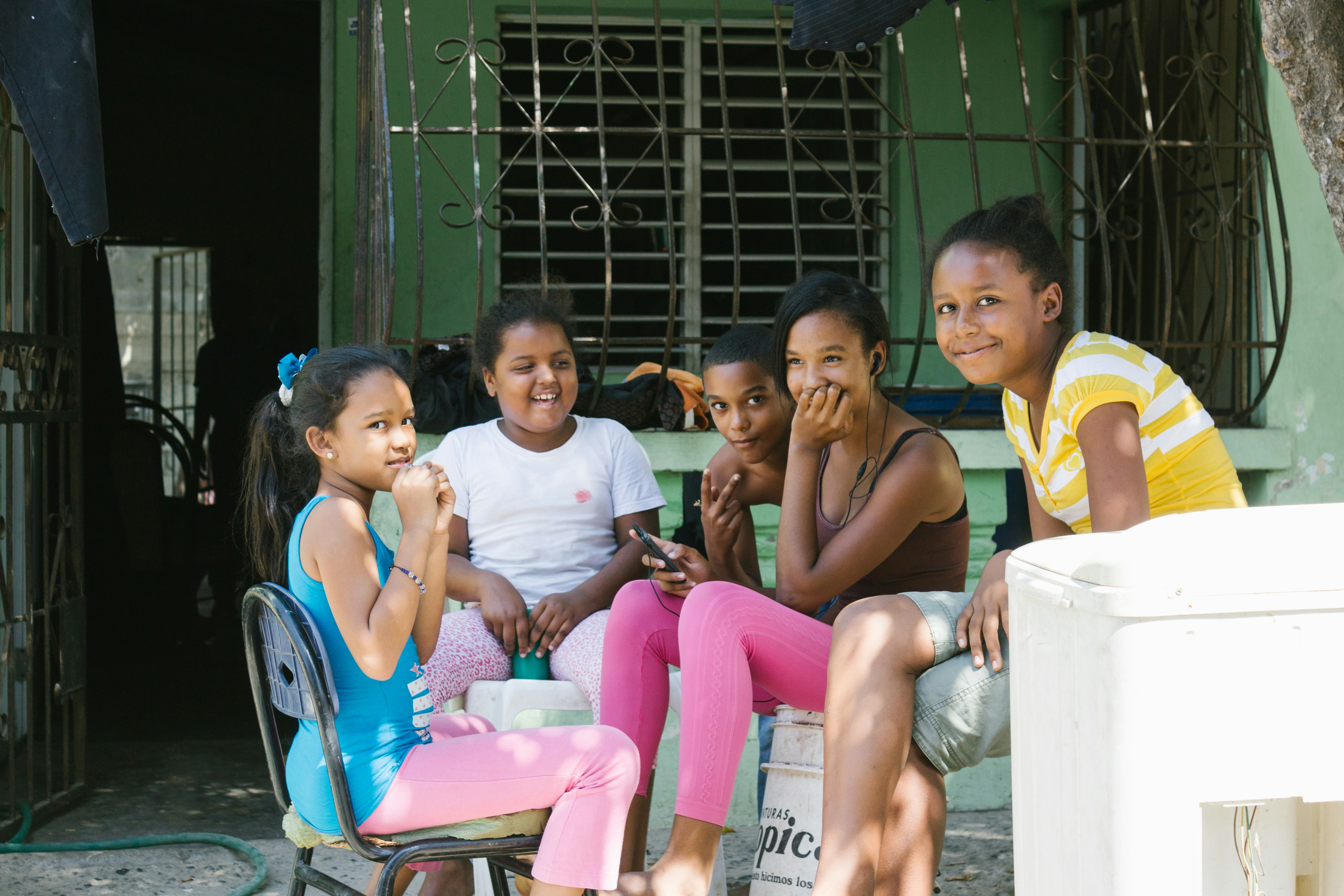 Niñas dominicanas sonriendo juntas