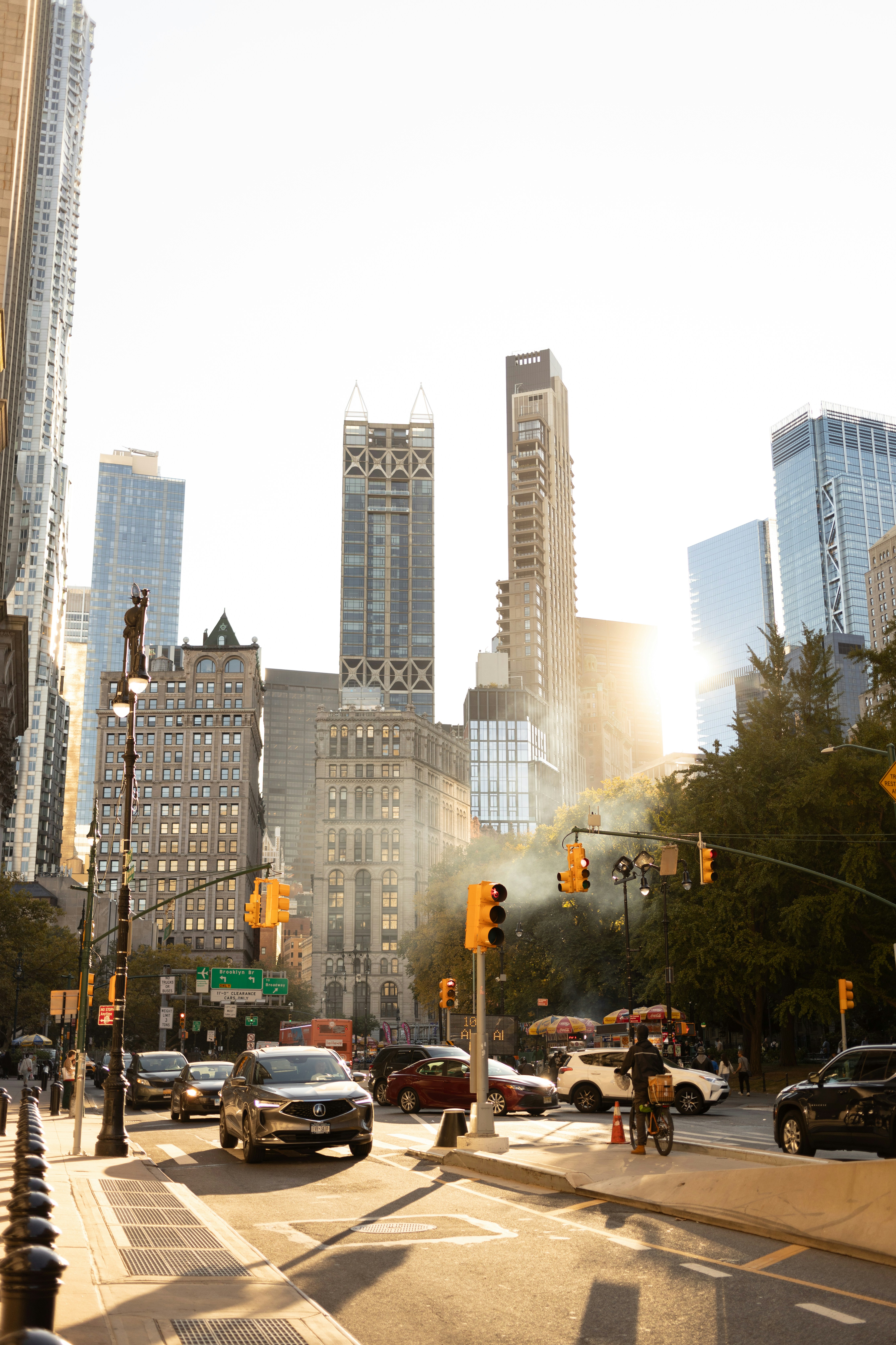 Scena di strada della città con la luce del sole che splende sugli edifici.