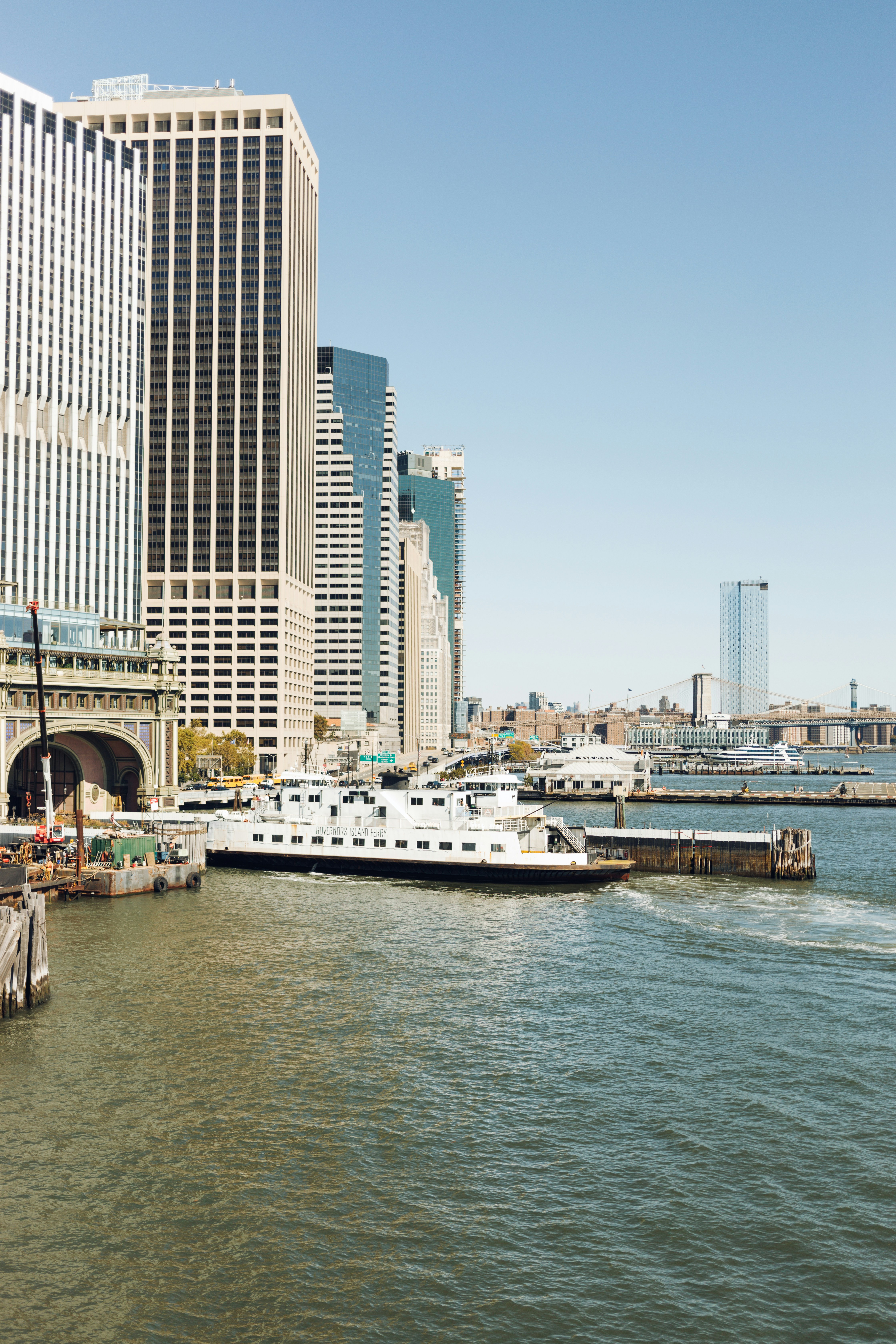 Skyline di New York City con traghetto sull'acqua.