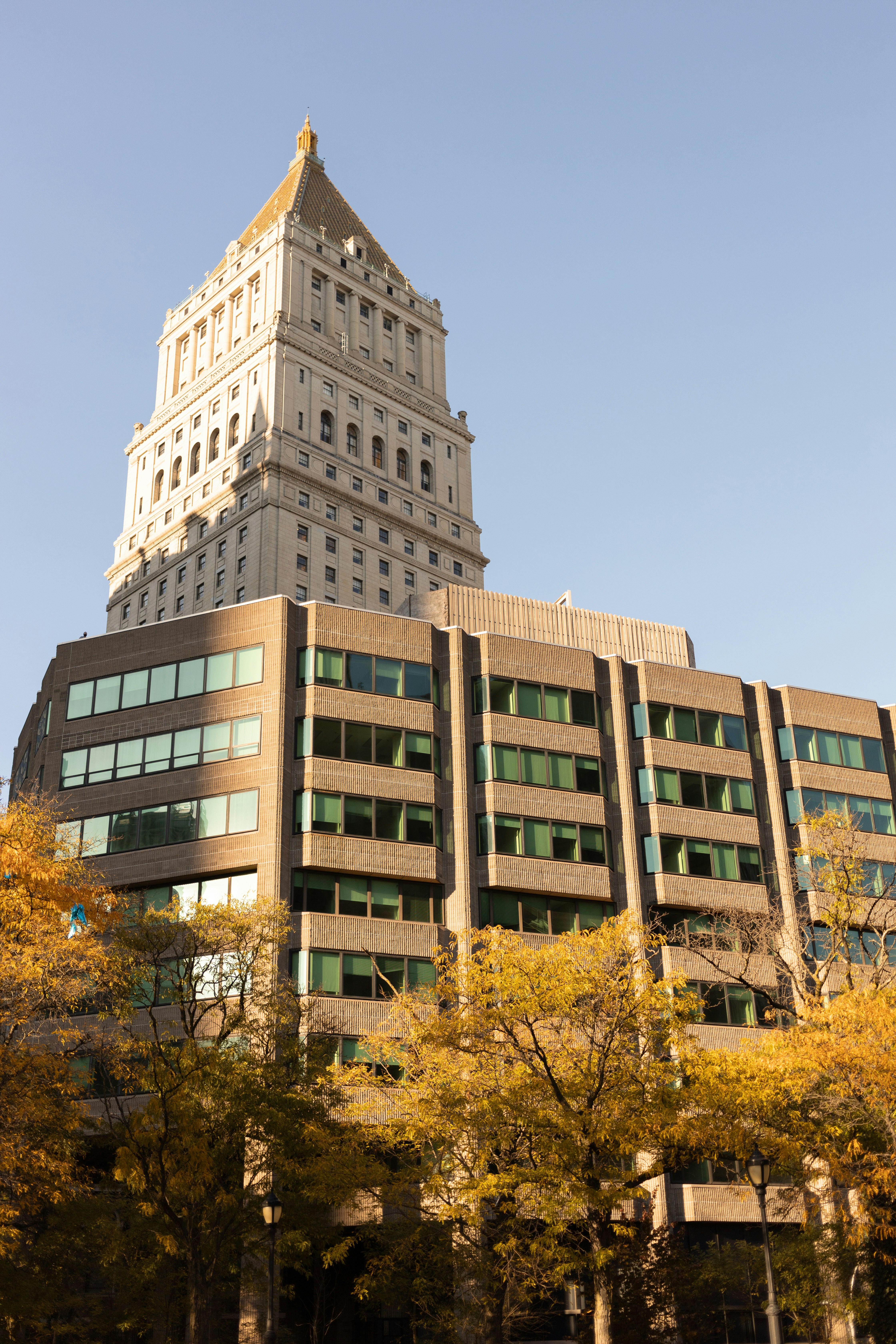 Un edificio alto con una facciata moderna e storica.