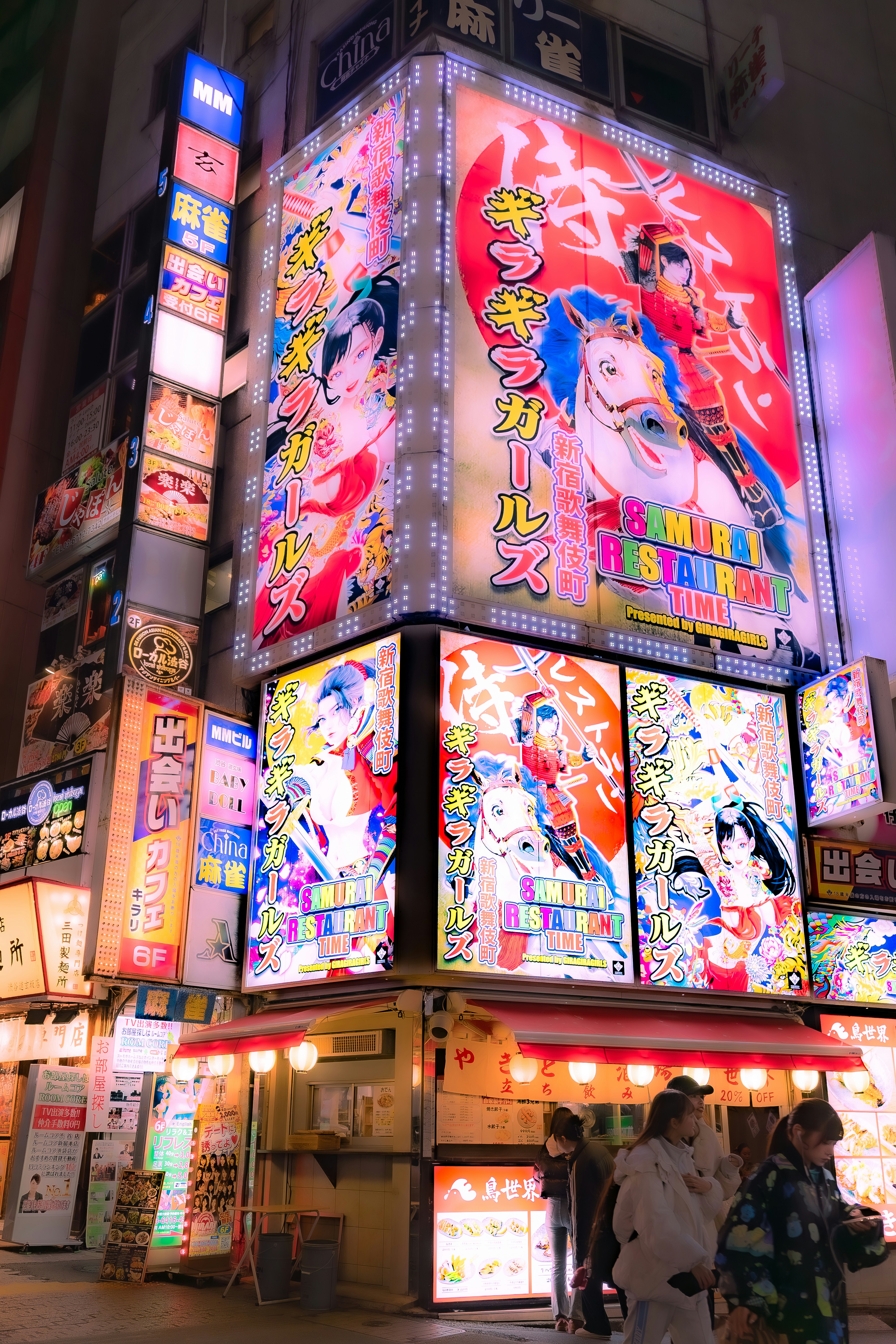 明るくカラフルな看板が広がる日本の夜。