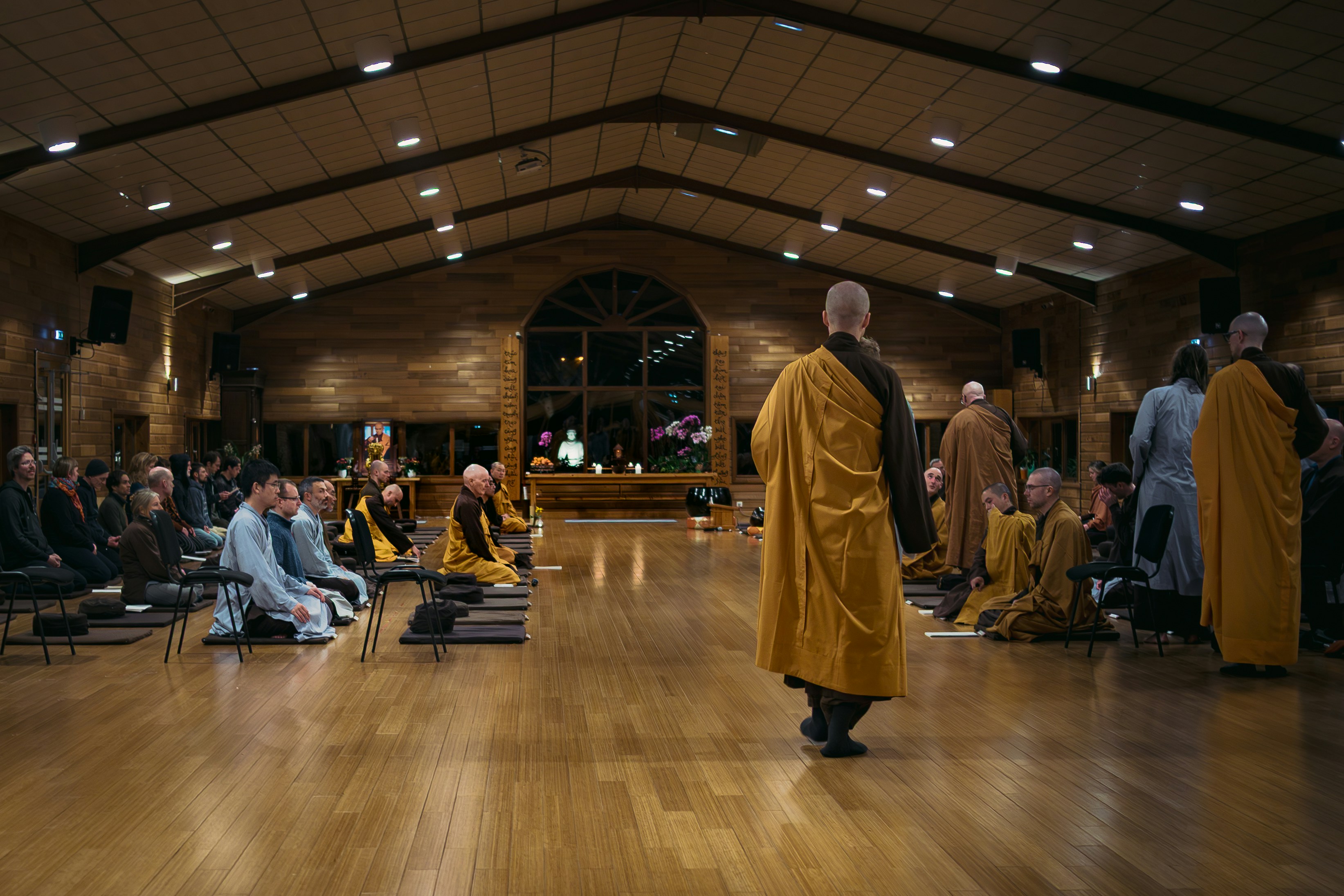 禅庭園での瞑想風景