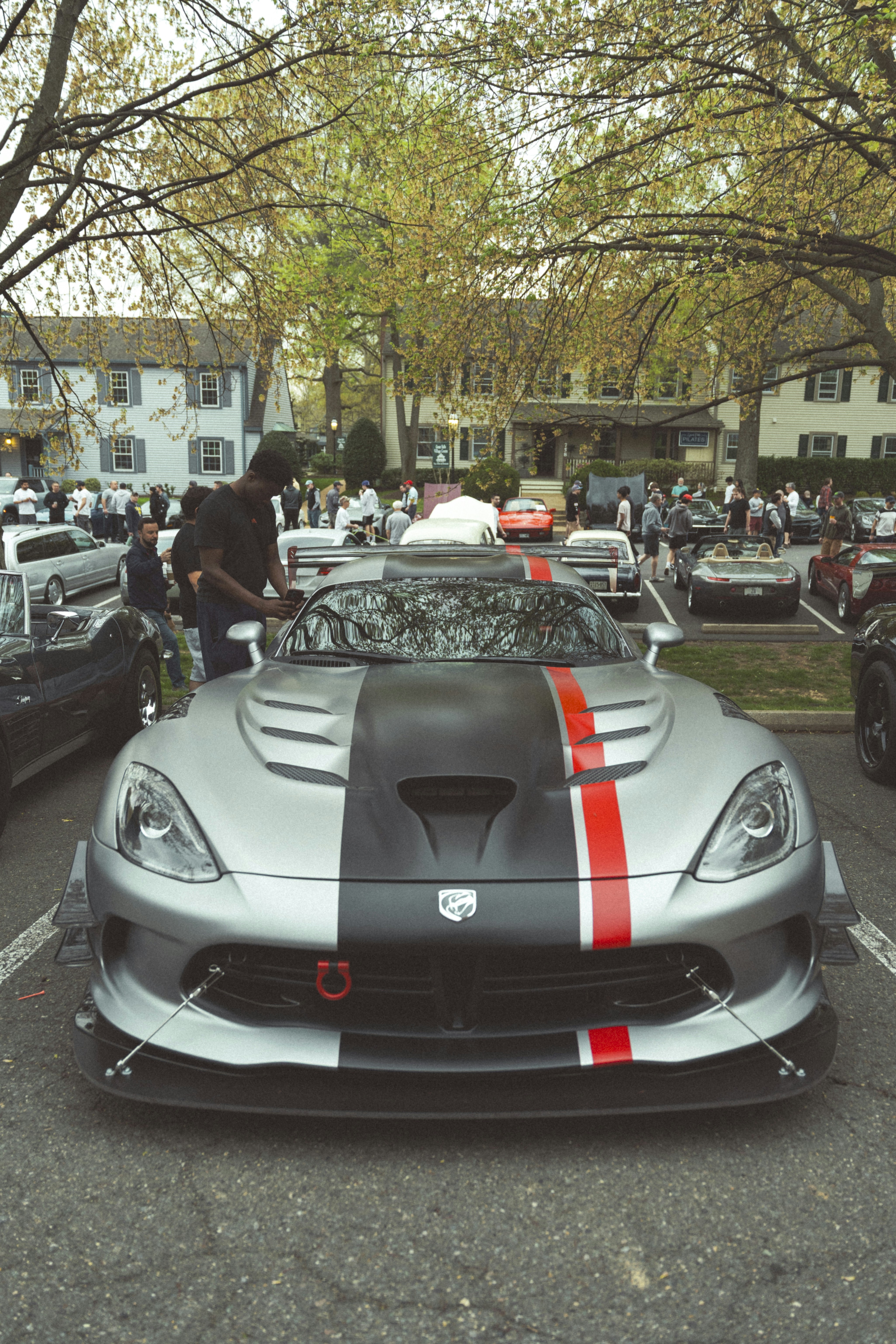 Eine silberne Dodge Viper sitzt auf einem Parkplatz.