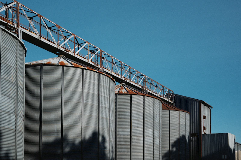 Silos de grãos sob céu azul