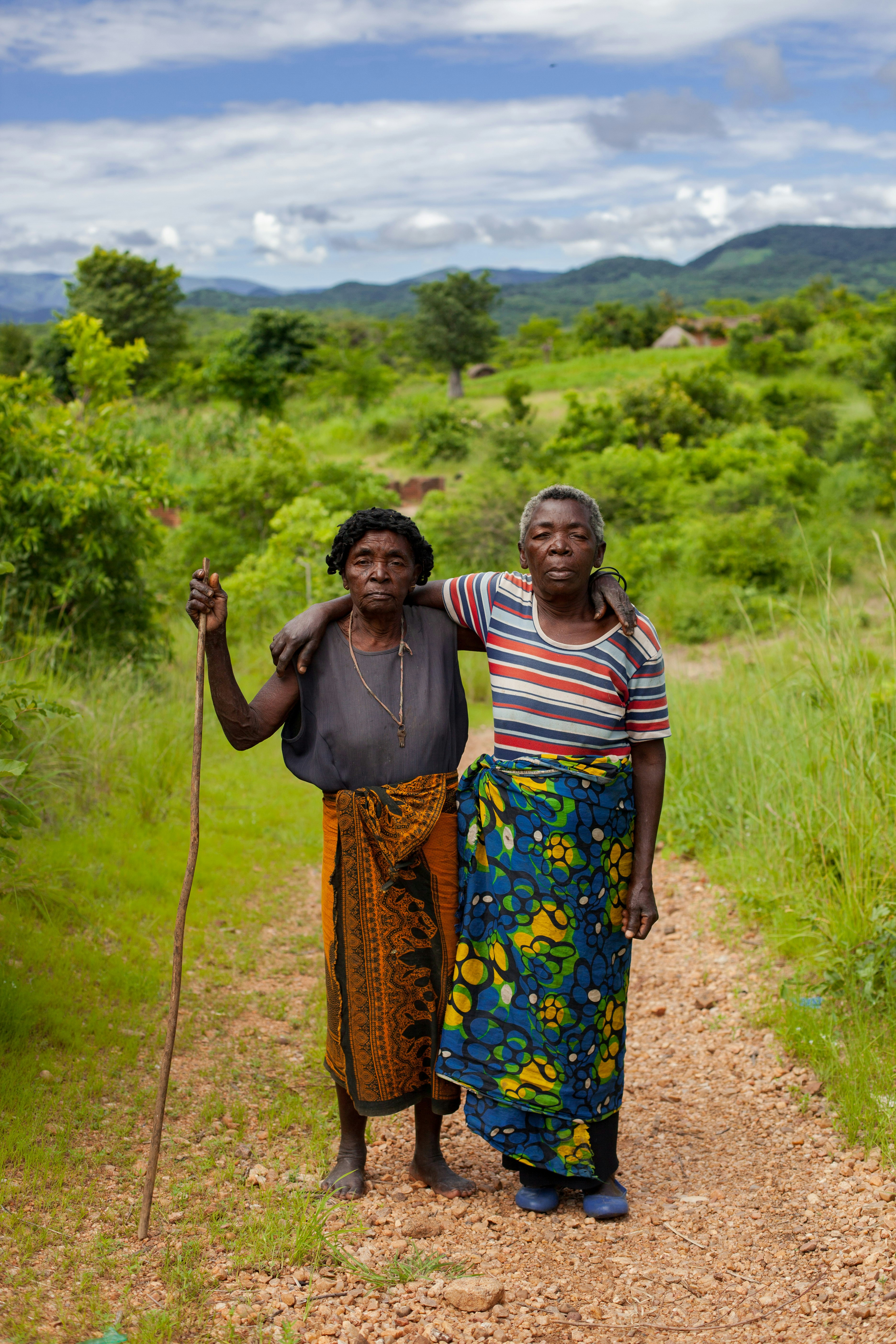日当たりの良い道路で一緒にポーズをとる2人の女性。