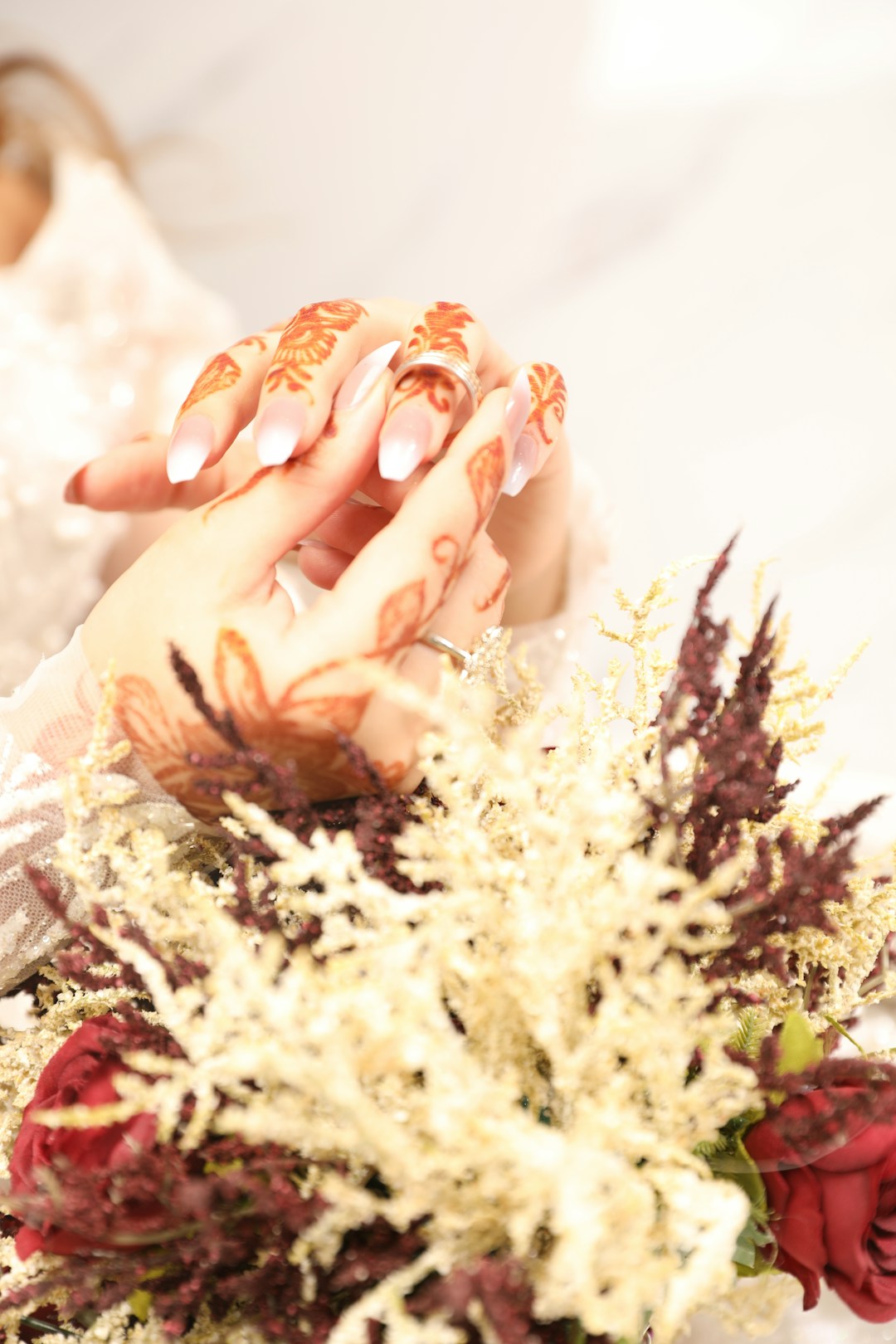 Elegant nude manicure with gold accents for Christmas