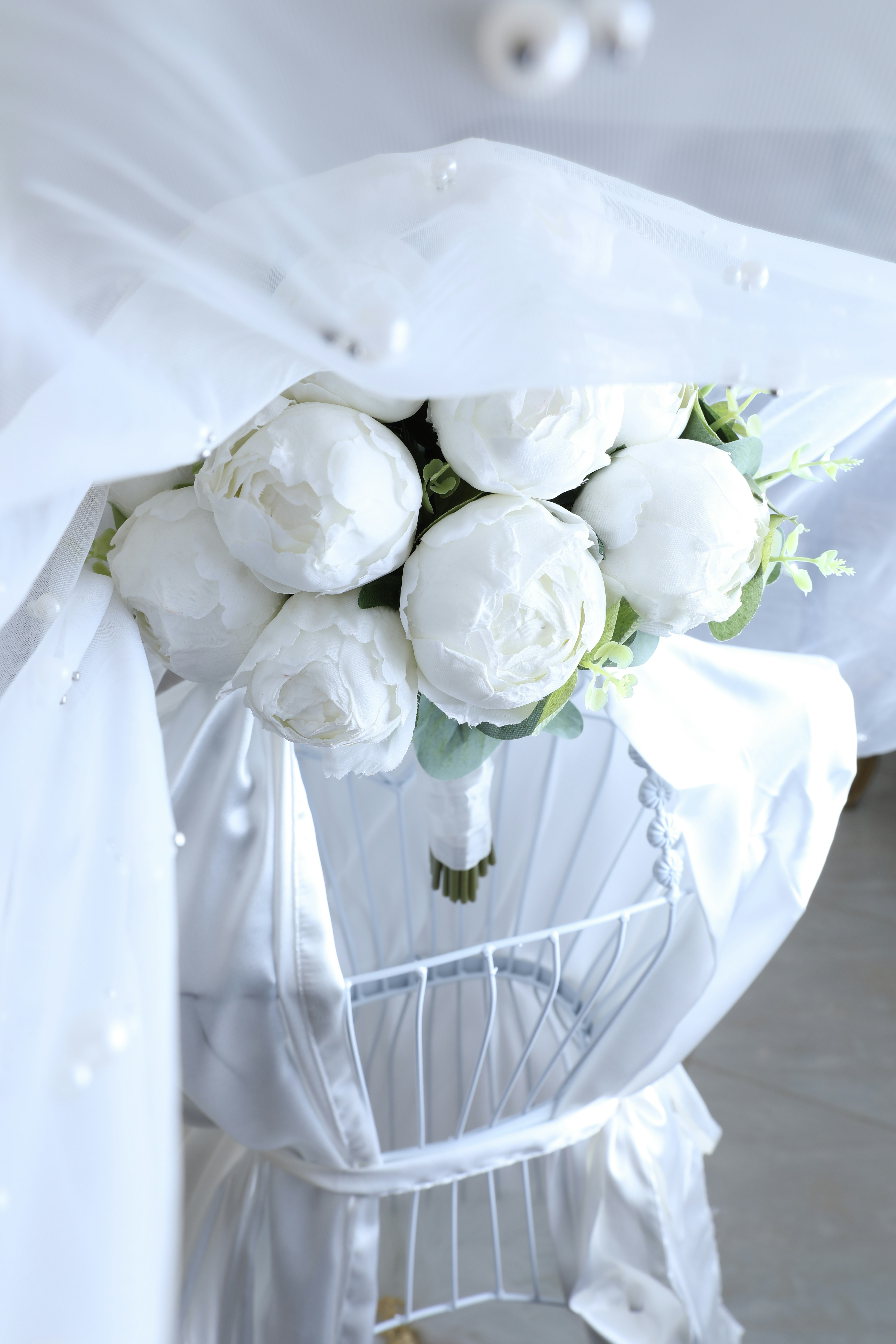 White elegant wedding minimalist, ilustrasi artikel Effortless Elegance: Your Guide to a Stunning Minimalist Wedding 8