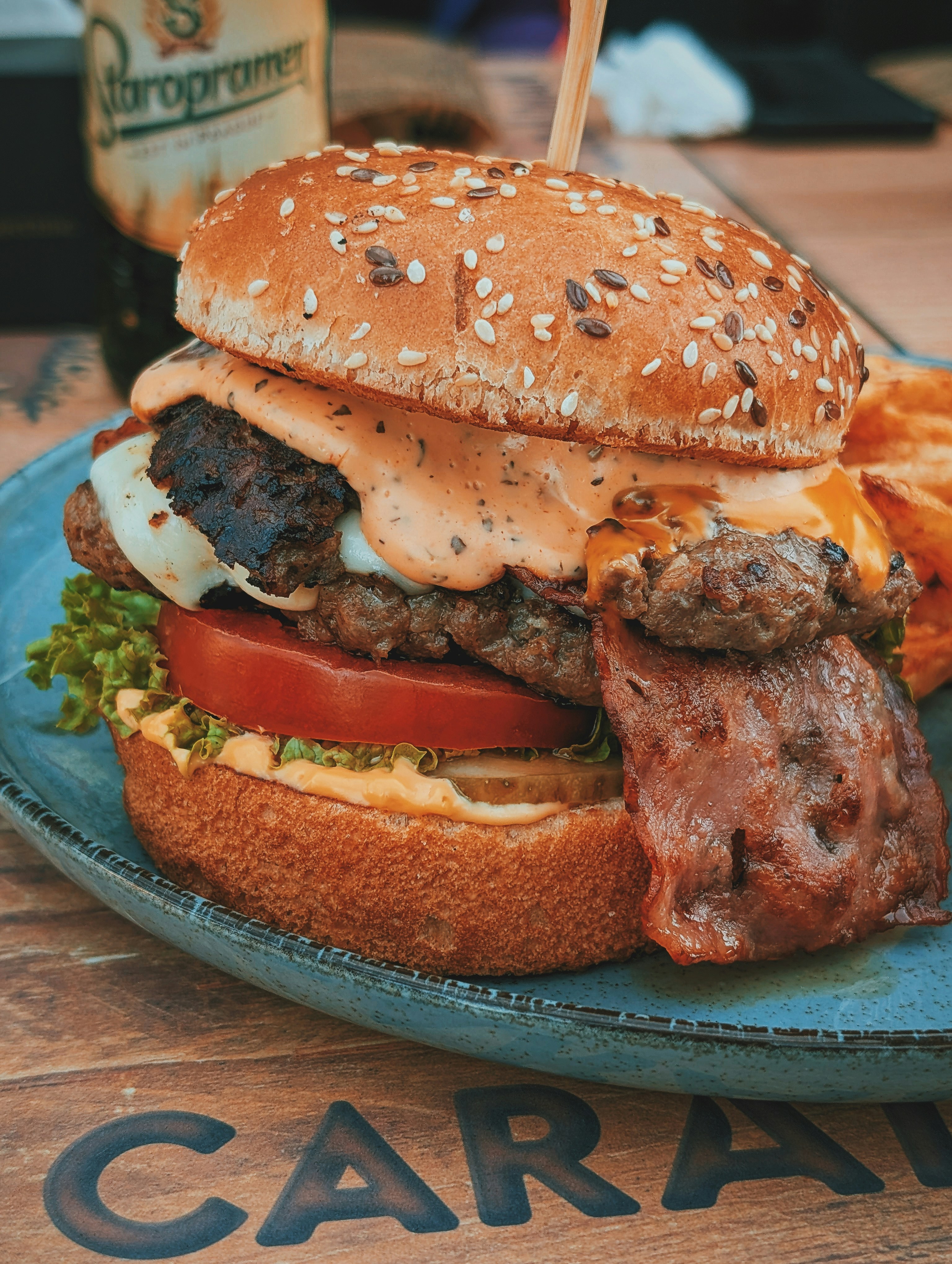 Delicioso hambúrguer e batatas fritas em um prato.