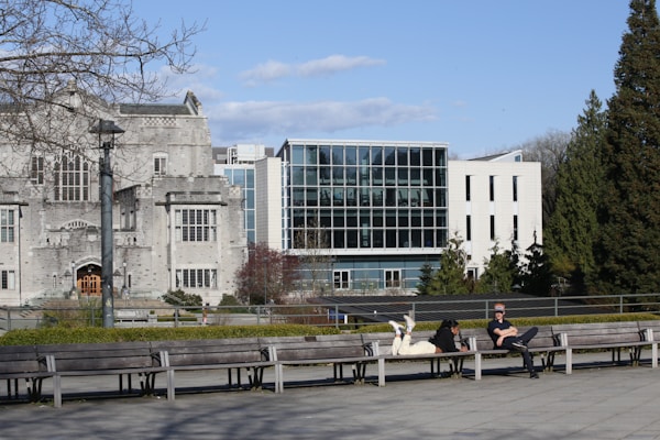 Estudante universitario com mochila e livros num campus academico