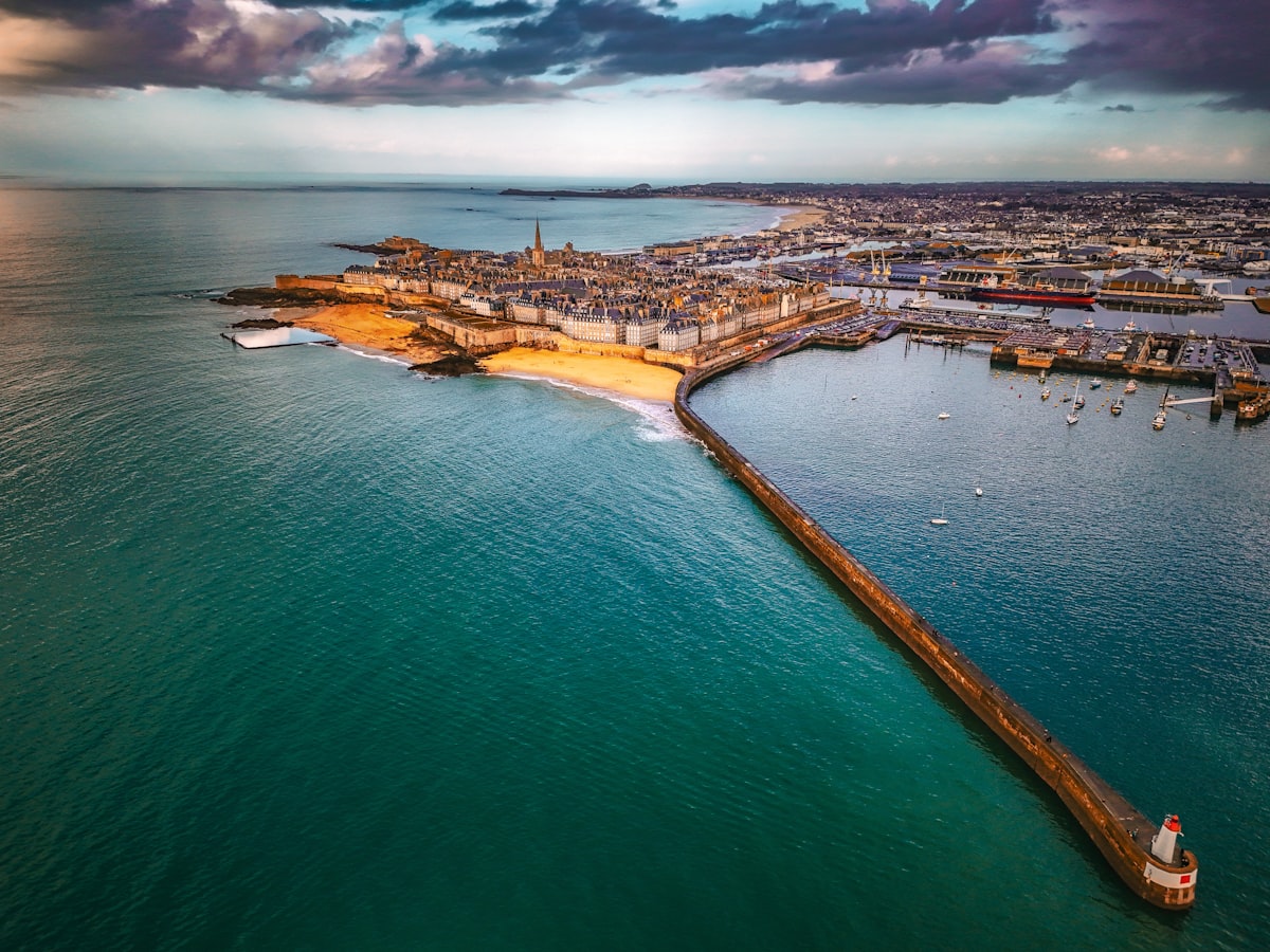 Vue aérienne de Saint-Malo intra-muros et son port
