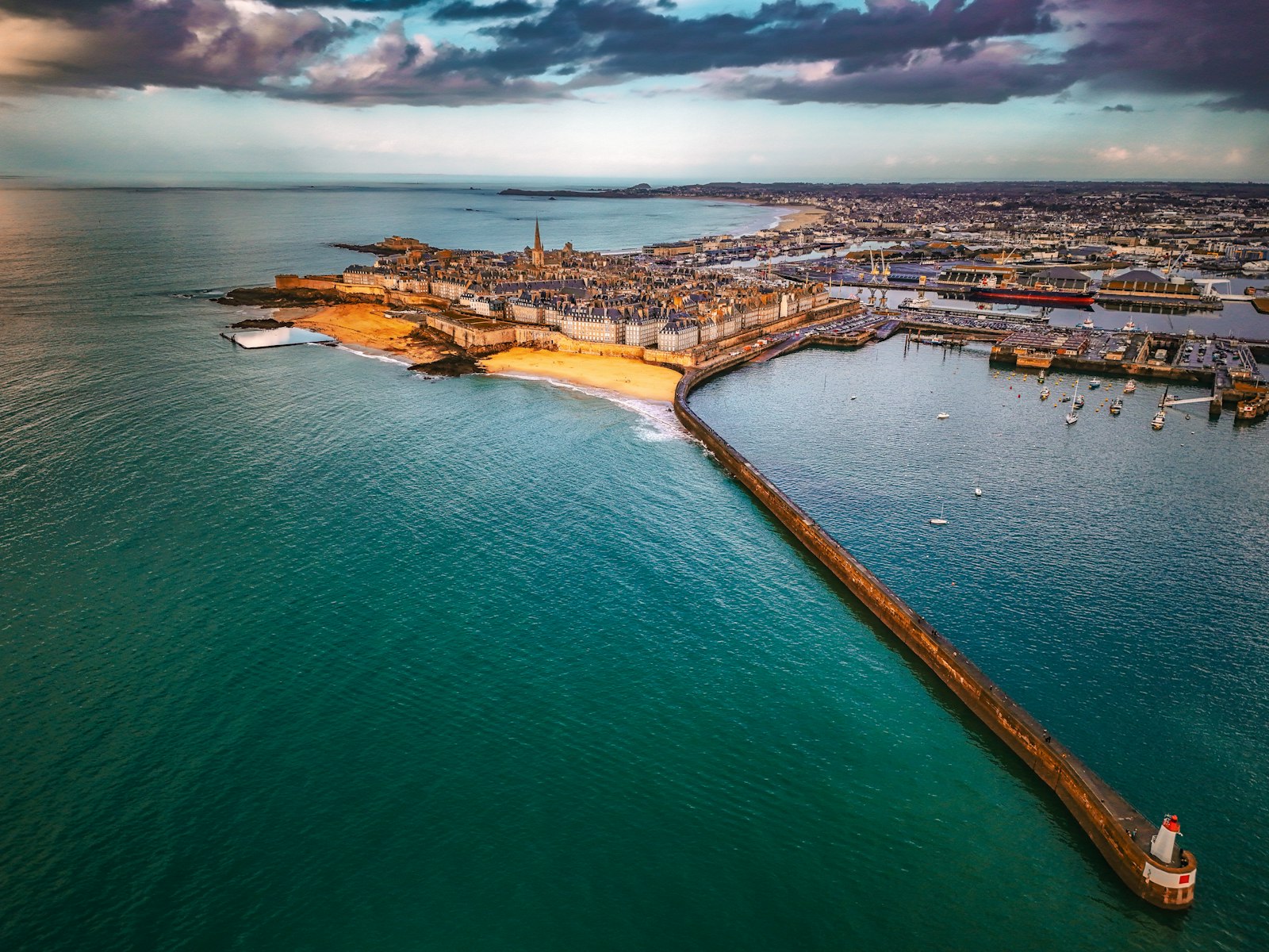 Saint-Malo intra-muros vu depuis les airs