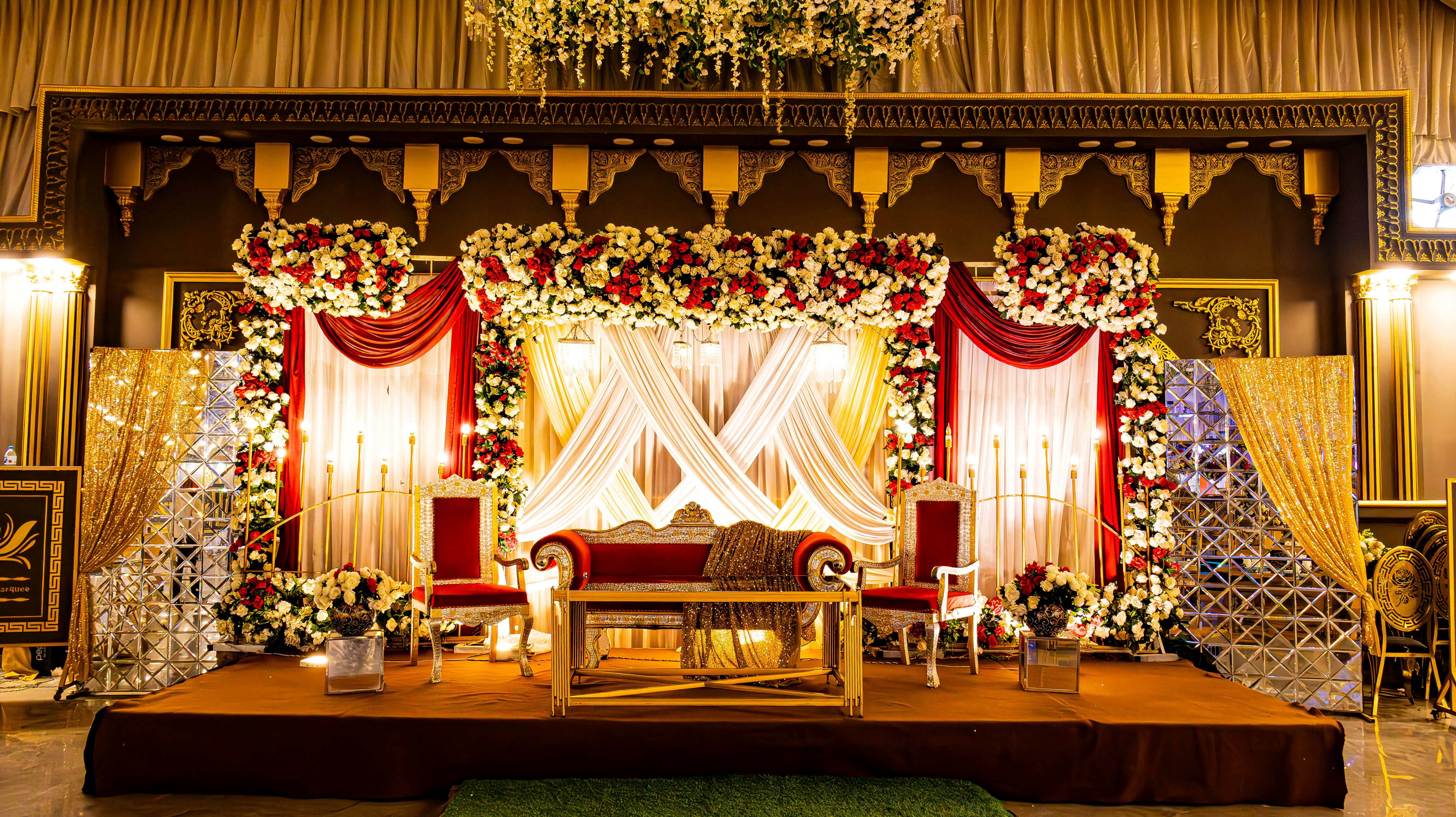 Wedding decor, romantic arch, elegant venue, bridal flowers, ilustrasi artikel Your Ultimate Wedding Planning Checklist: From 