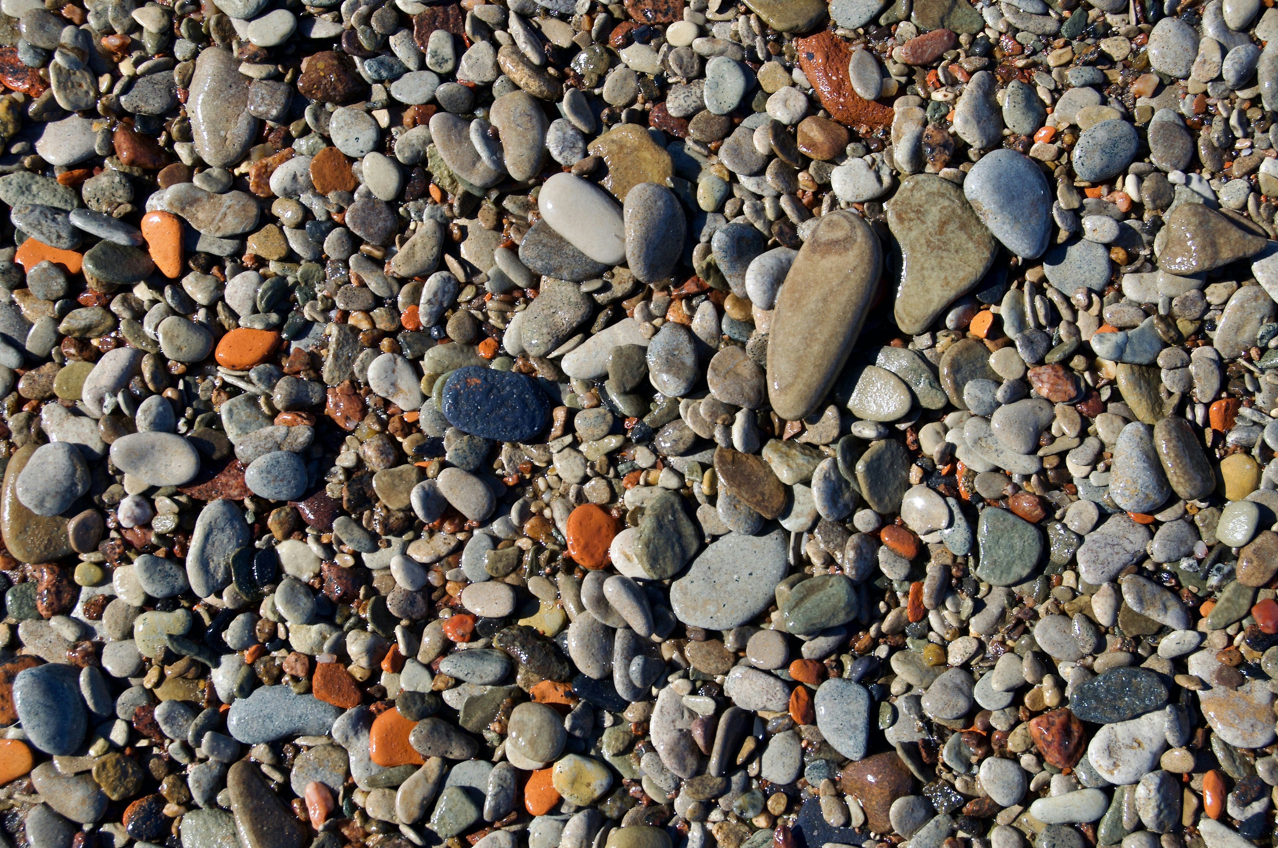 Una vista de cerca de los coloridos guijarros de la playa.
