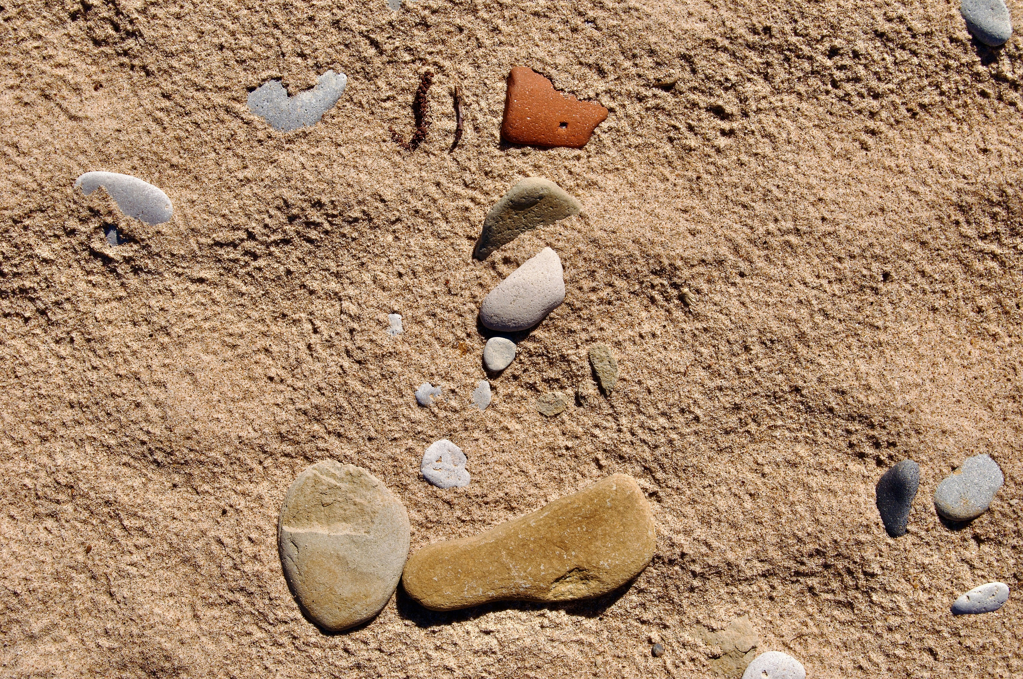 Los guijarros lisos y la arena crean una superficie texturizada.