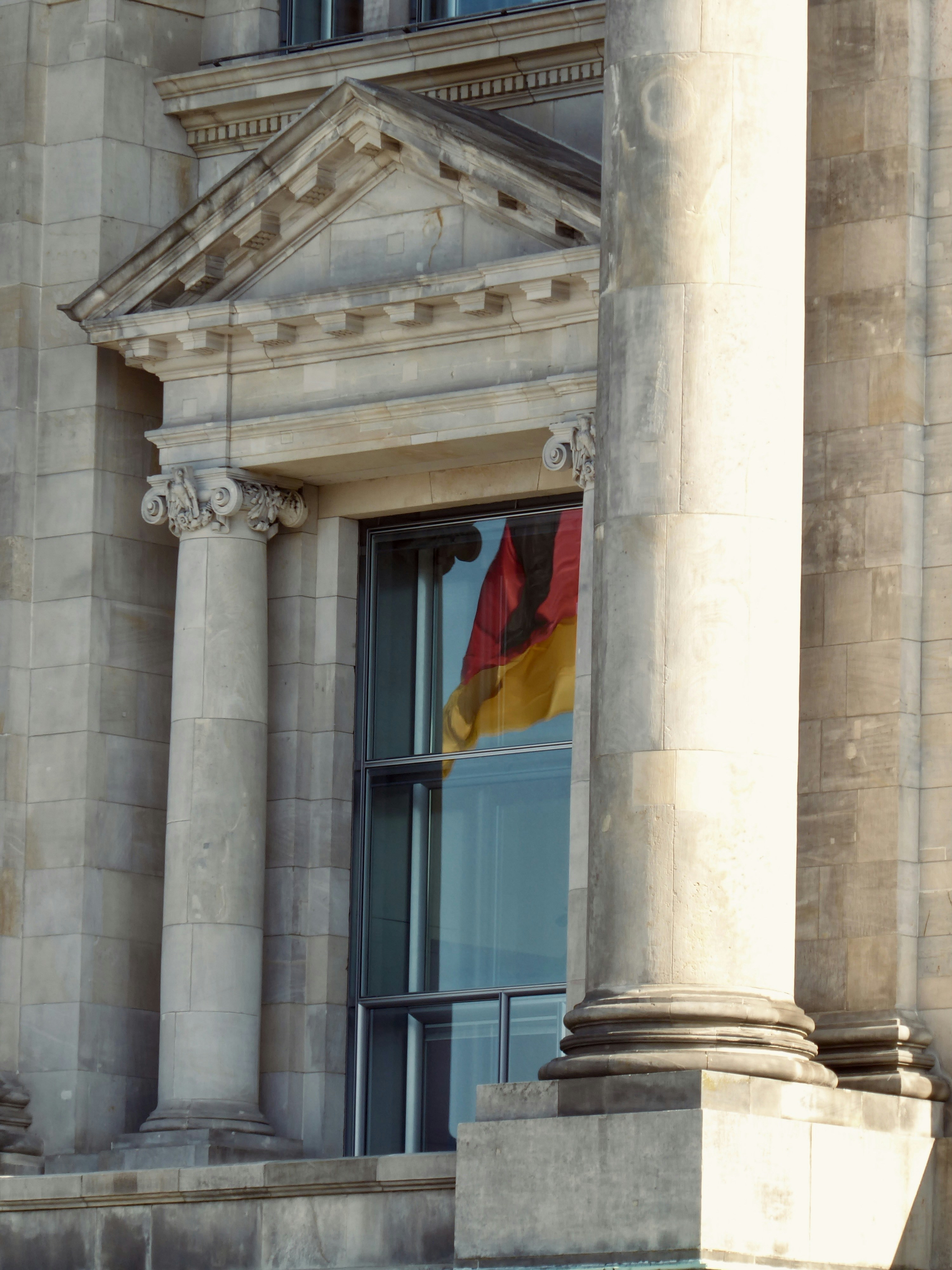 Deutsche Flagge spiegelt sich in einem Fenster.