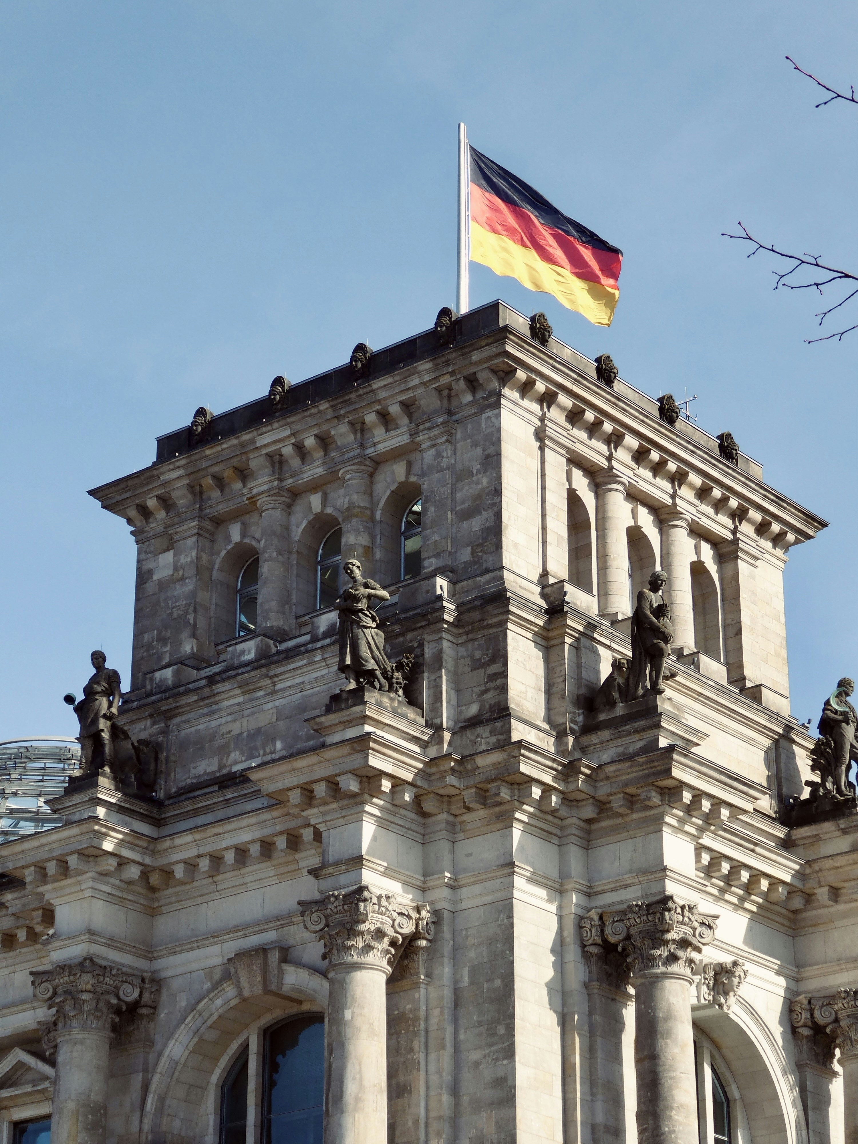 Die deutsche Flagge weht auf einem Gebäude.