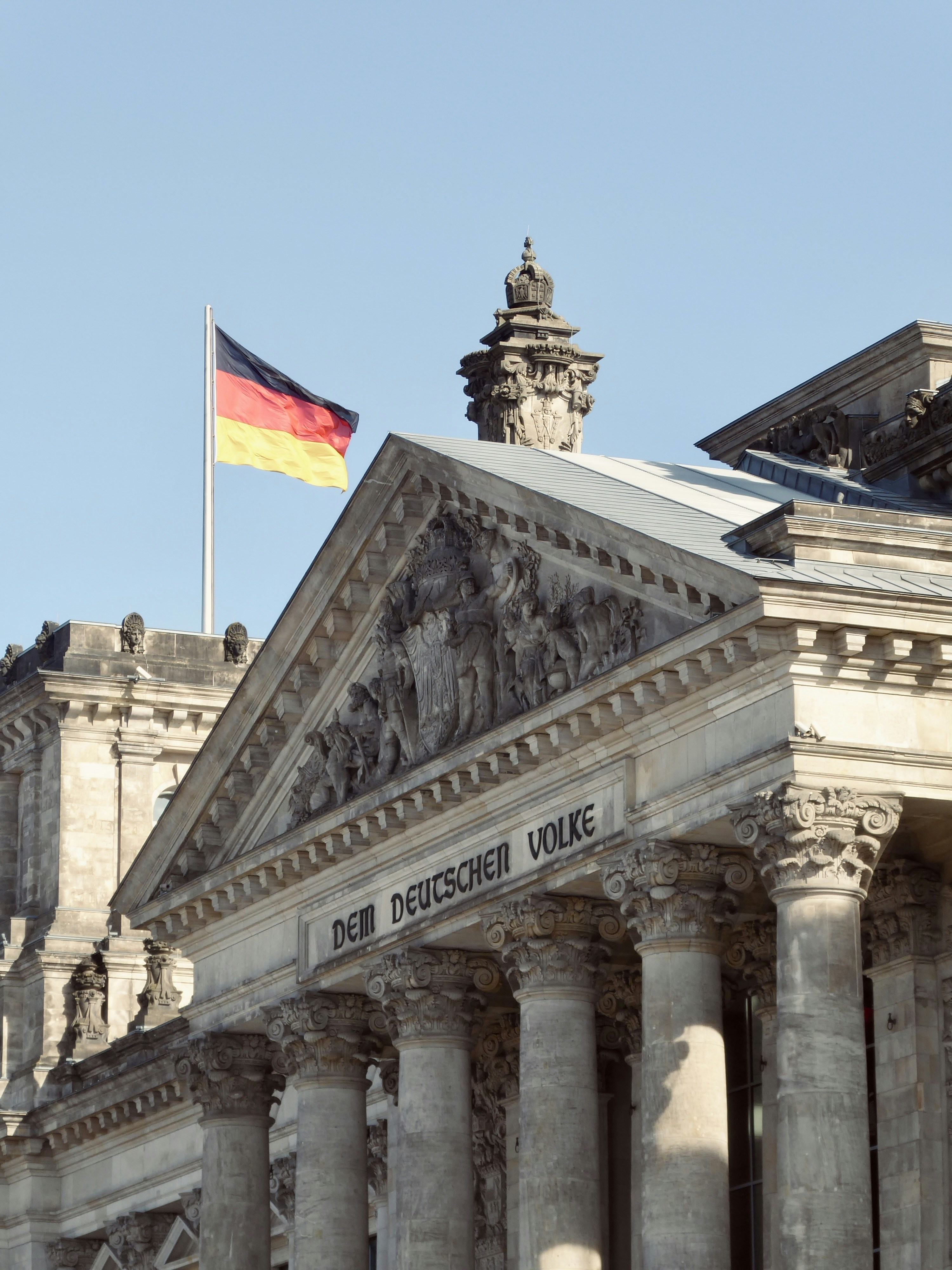 Die deutsche Flagge weht über dem historischen Reichstagsgebäude.