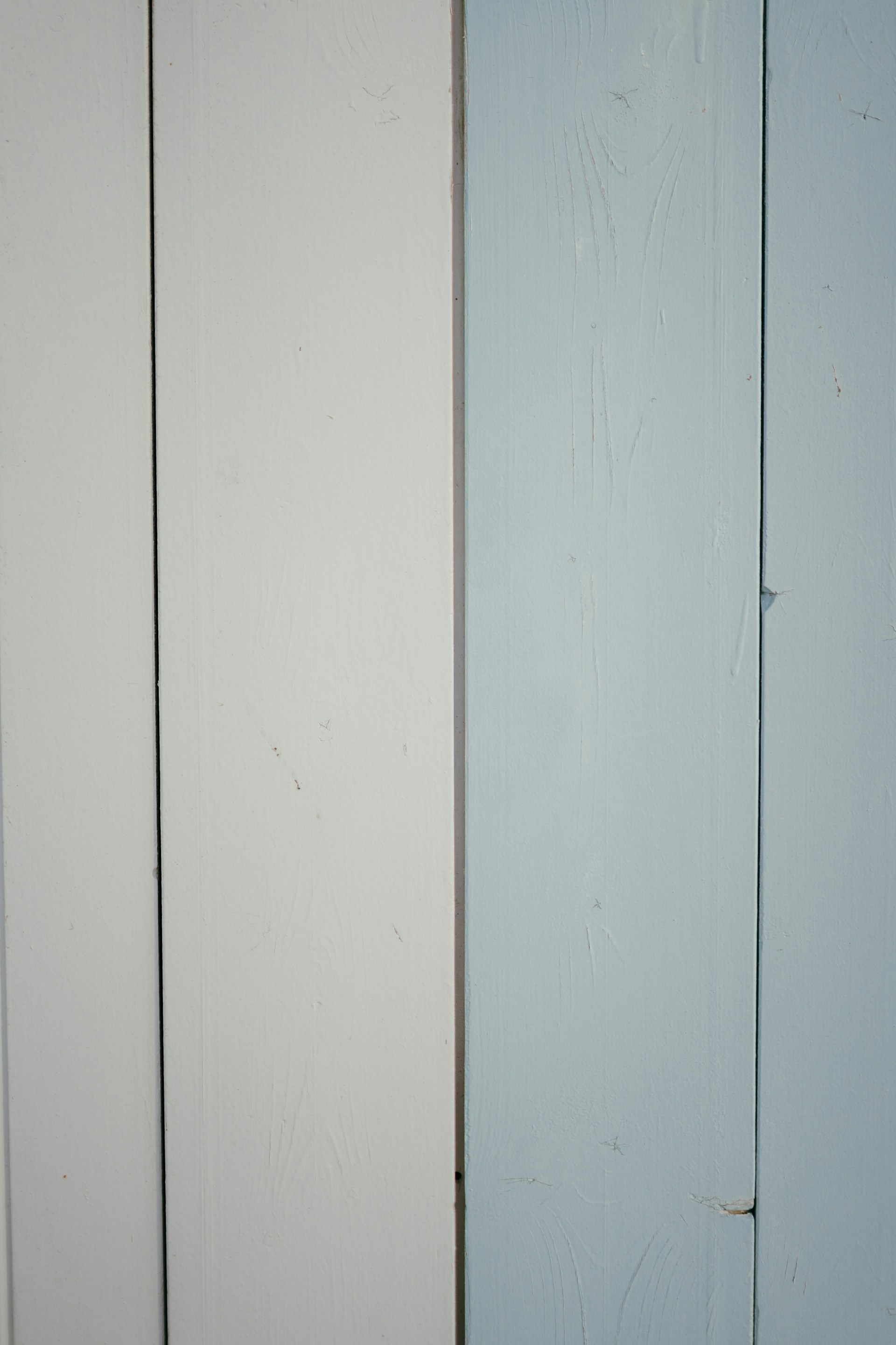 White and blue wooden planks are vertically aligned.