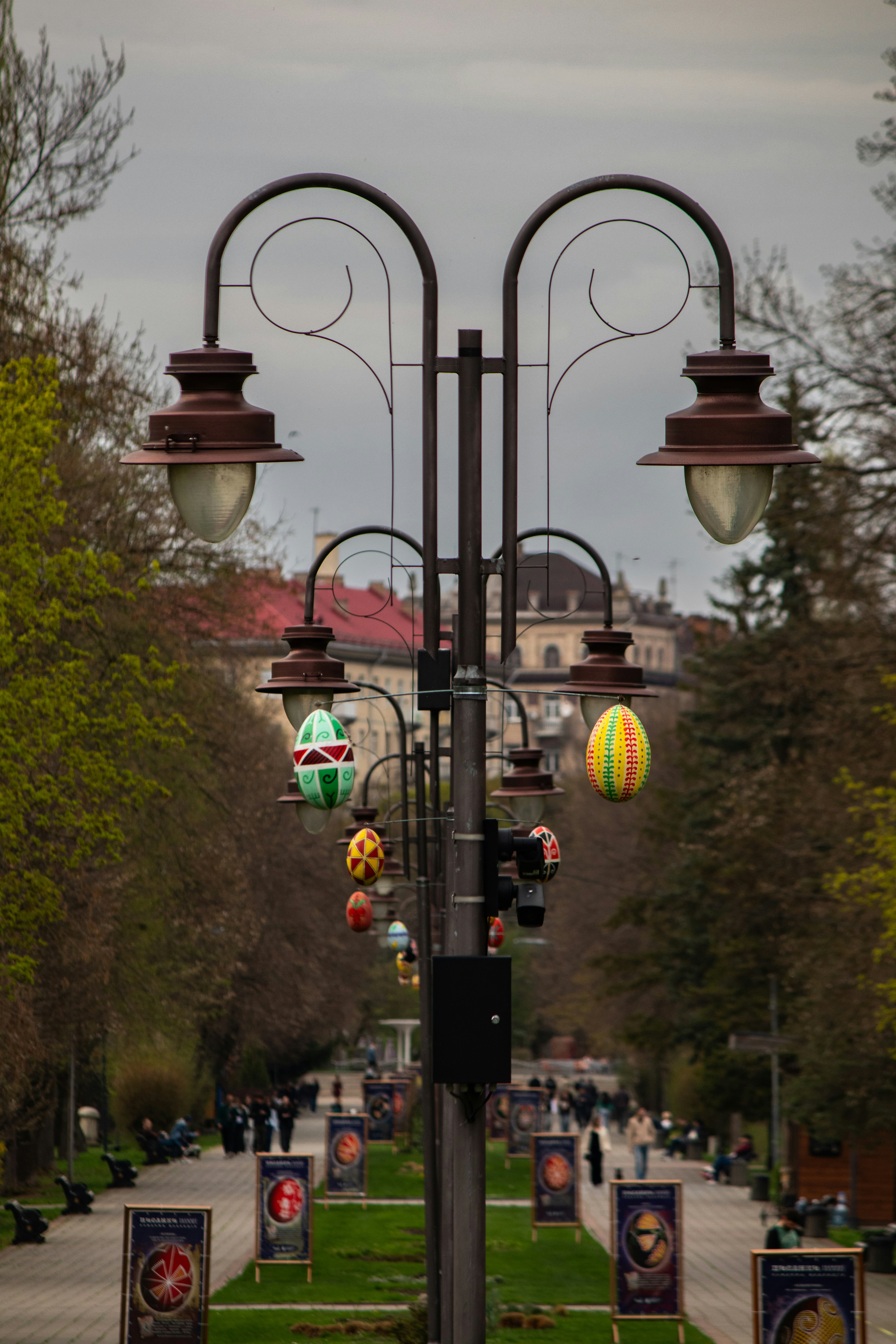 Huevos decorados adornan una pasarela bordeada de postes de luz.