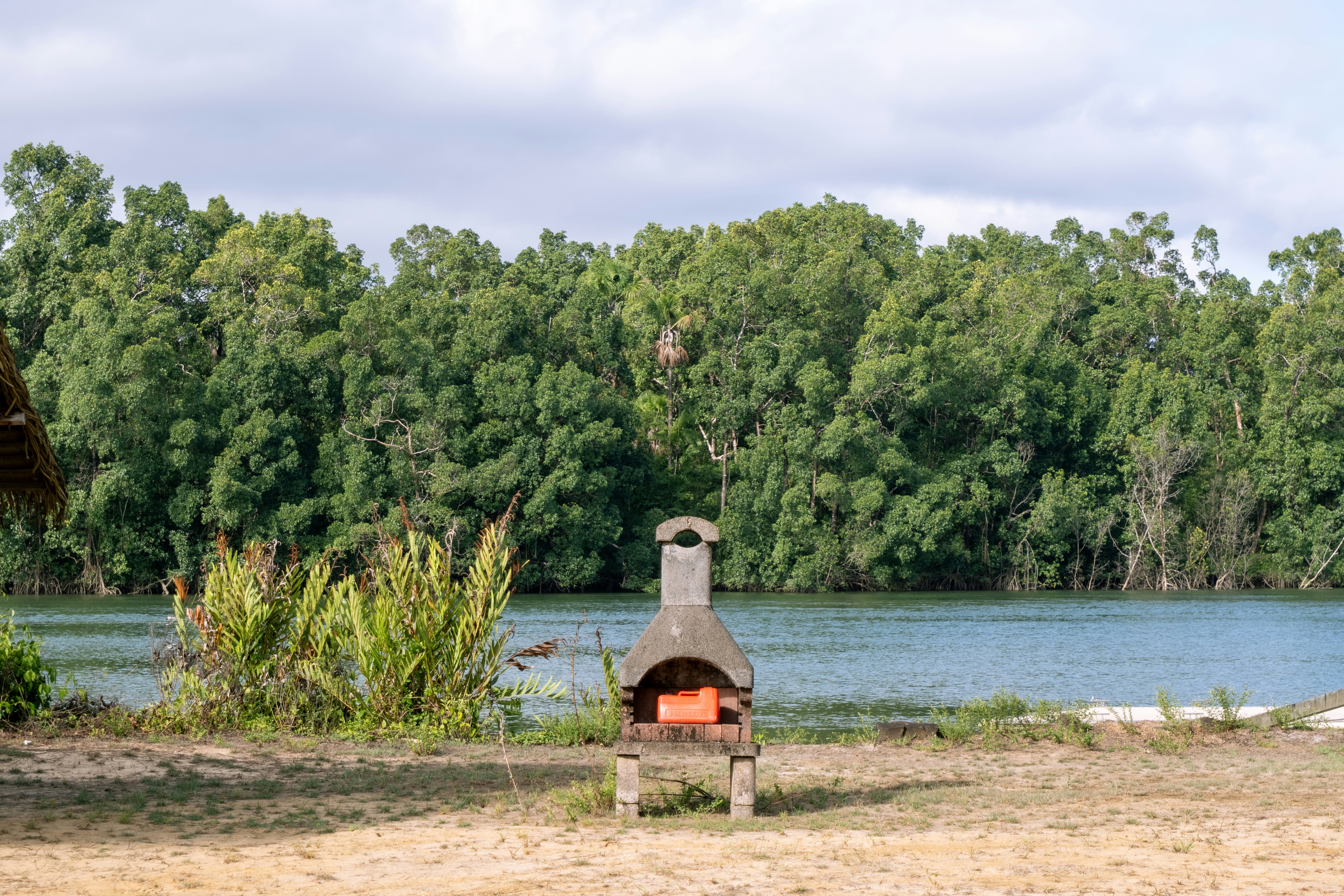 Una griglia all'aperto si affaccia su un lago calmo.