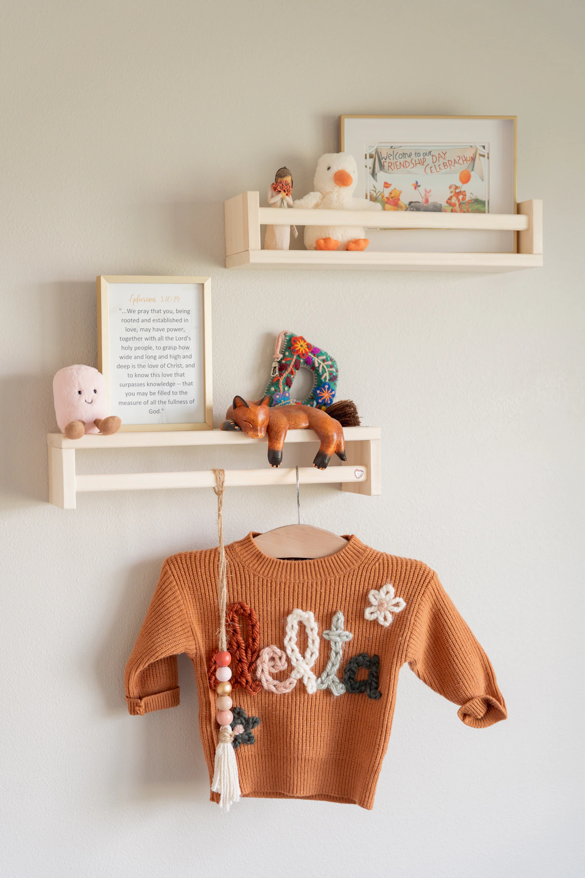 Étagères de rangement dans une chambre douillette