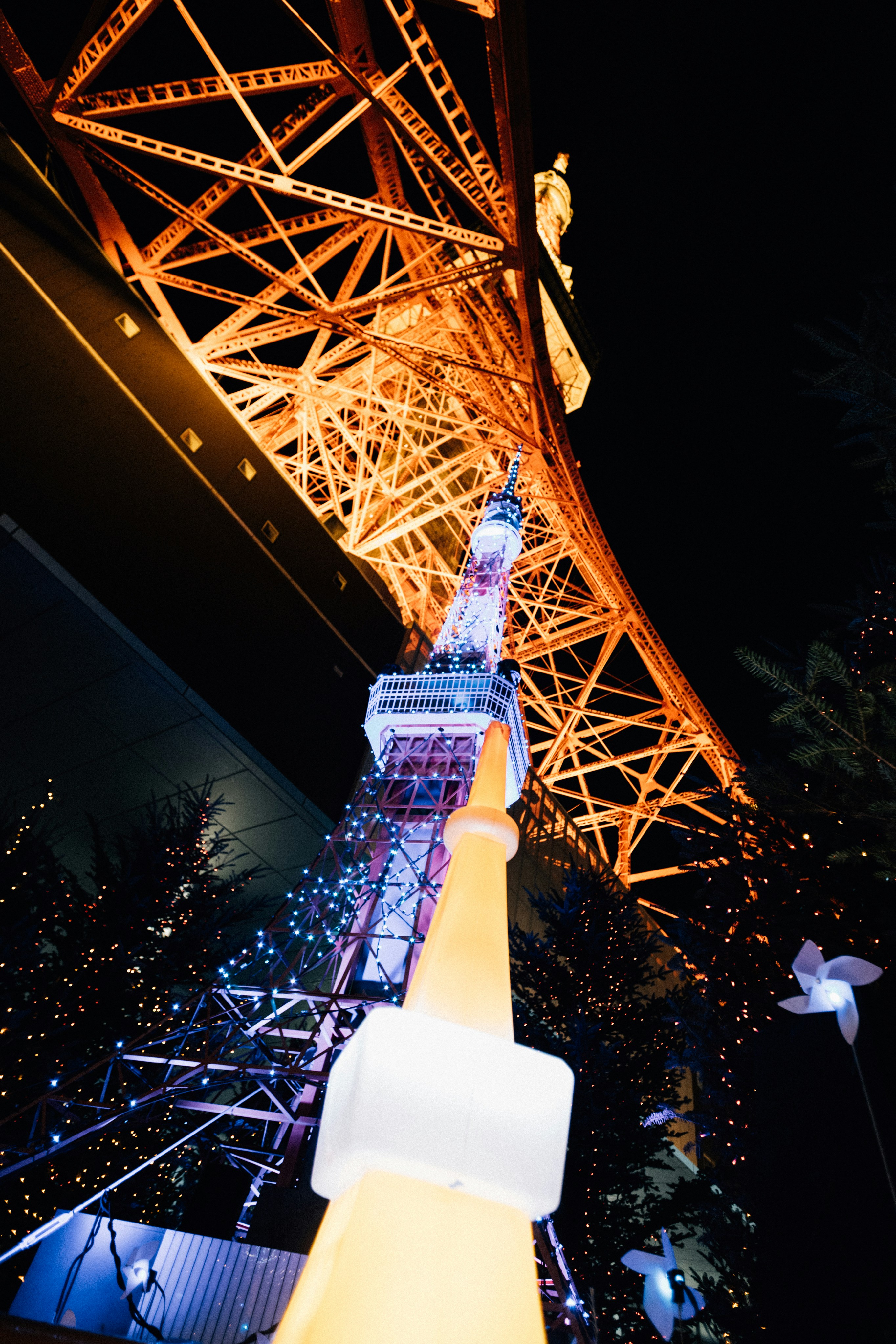 La tour de Tokyo éclairée la nuit en contre-plongée.