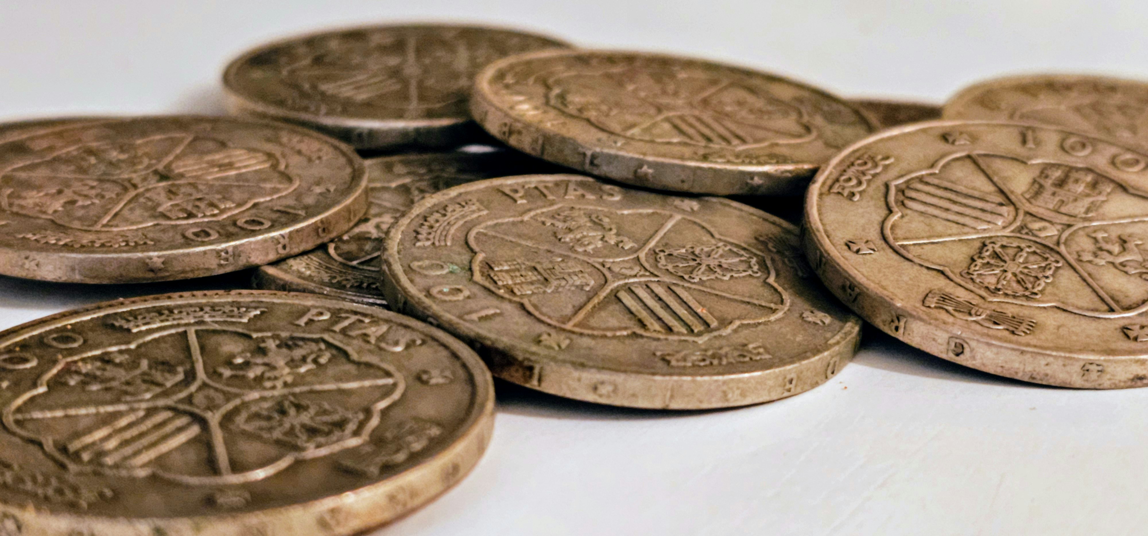 キャプションは、古いコインの山です。